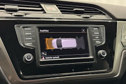 musta Volkswagen Touran 2016 kuva 22.