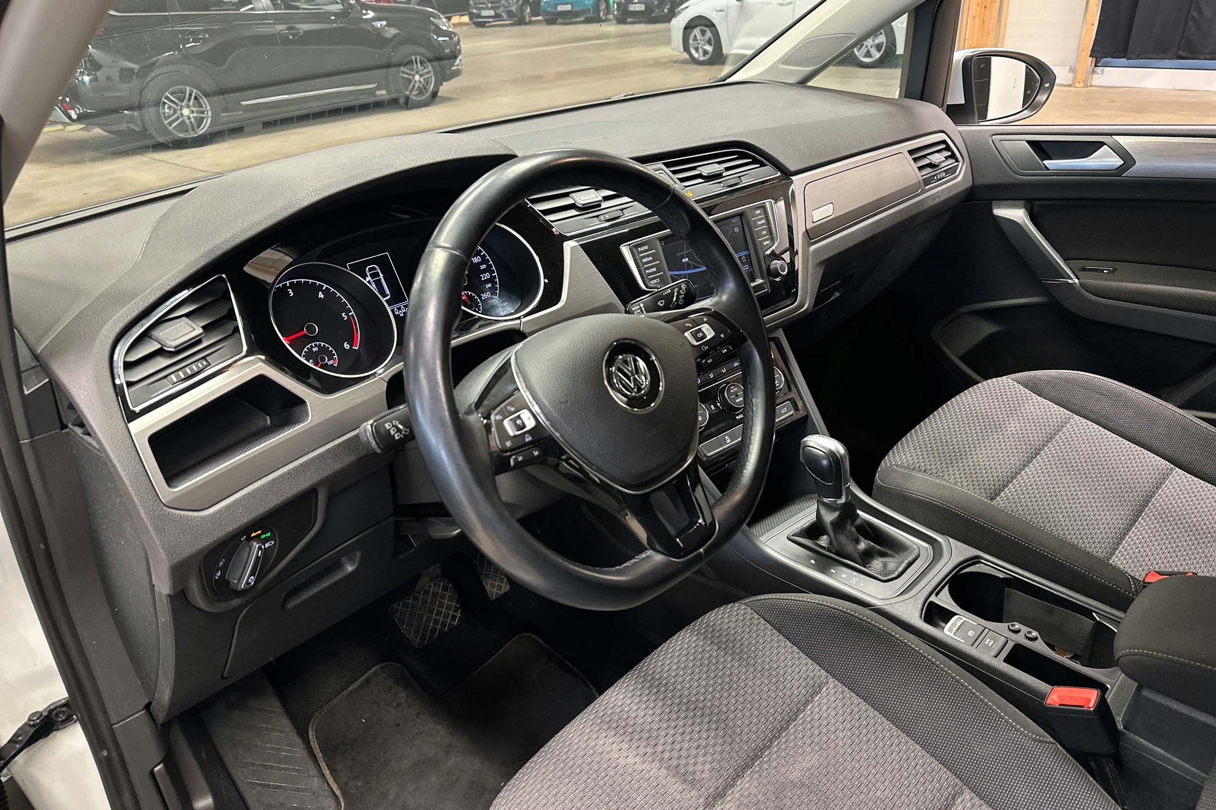 valkoinen Volkswagen Touran 2016 kuva 6.