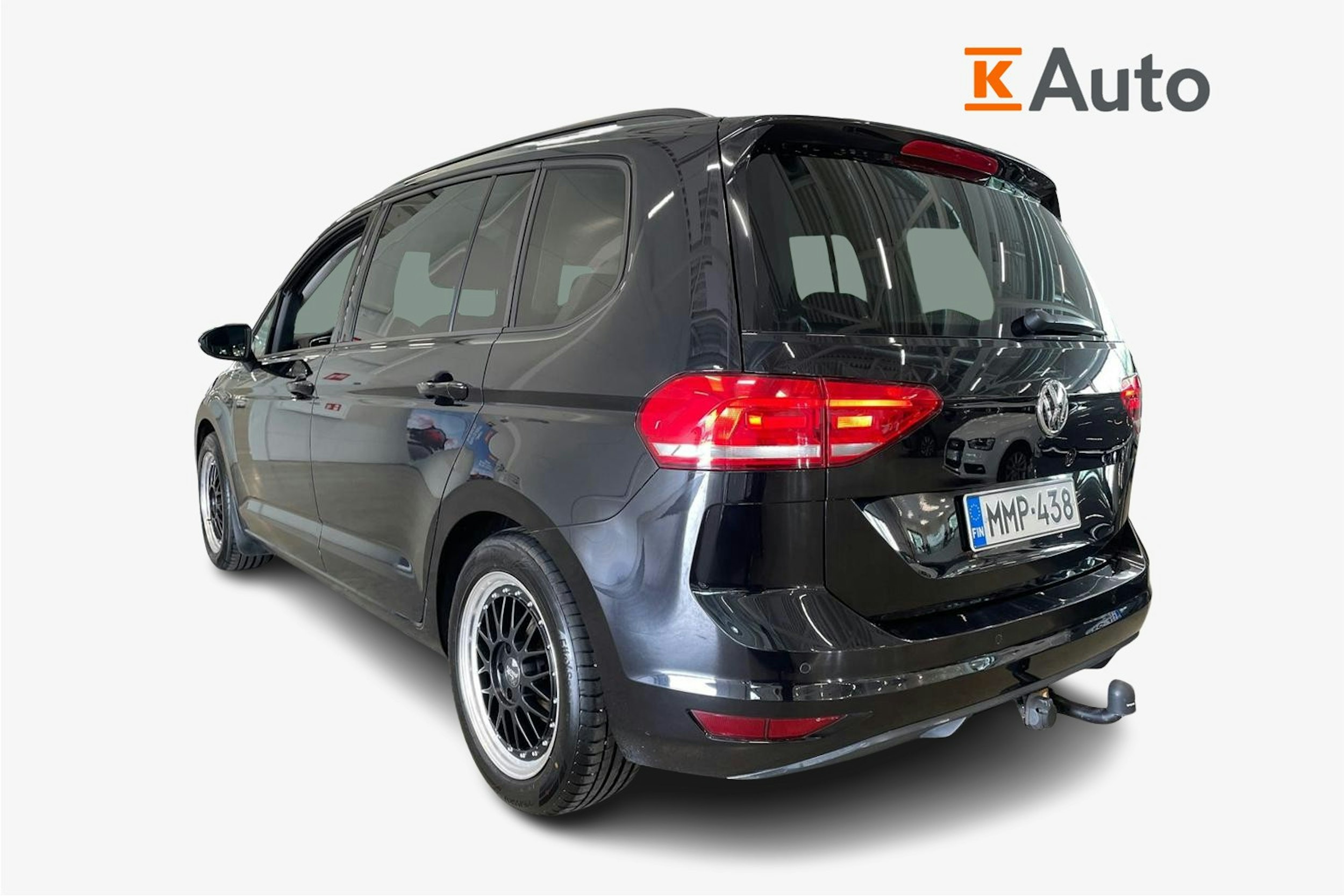 musta Volkswagen Touran 2016 kuva 2.