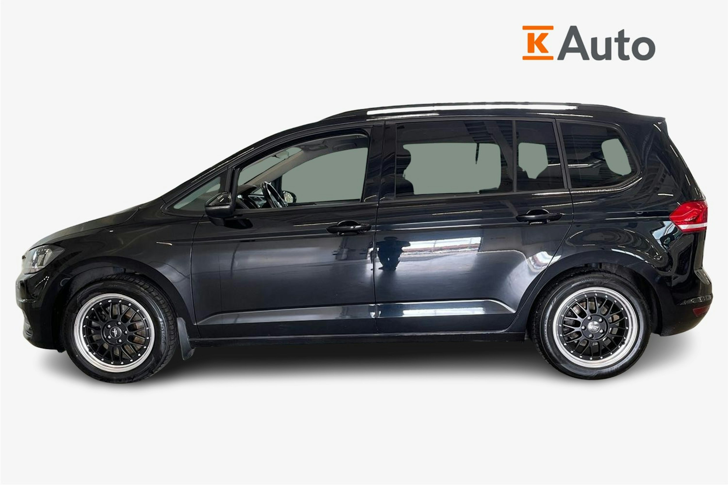 musta Volkswagen Touran 2016 kuva 6.