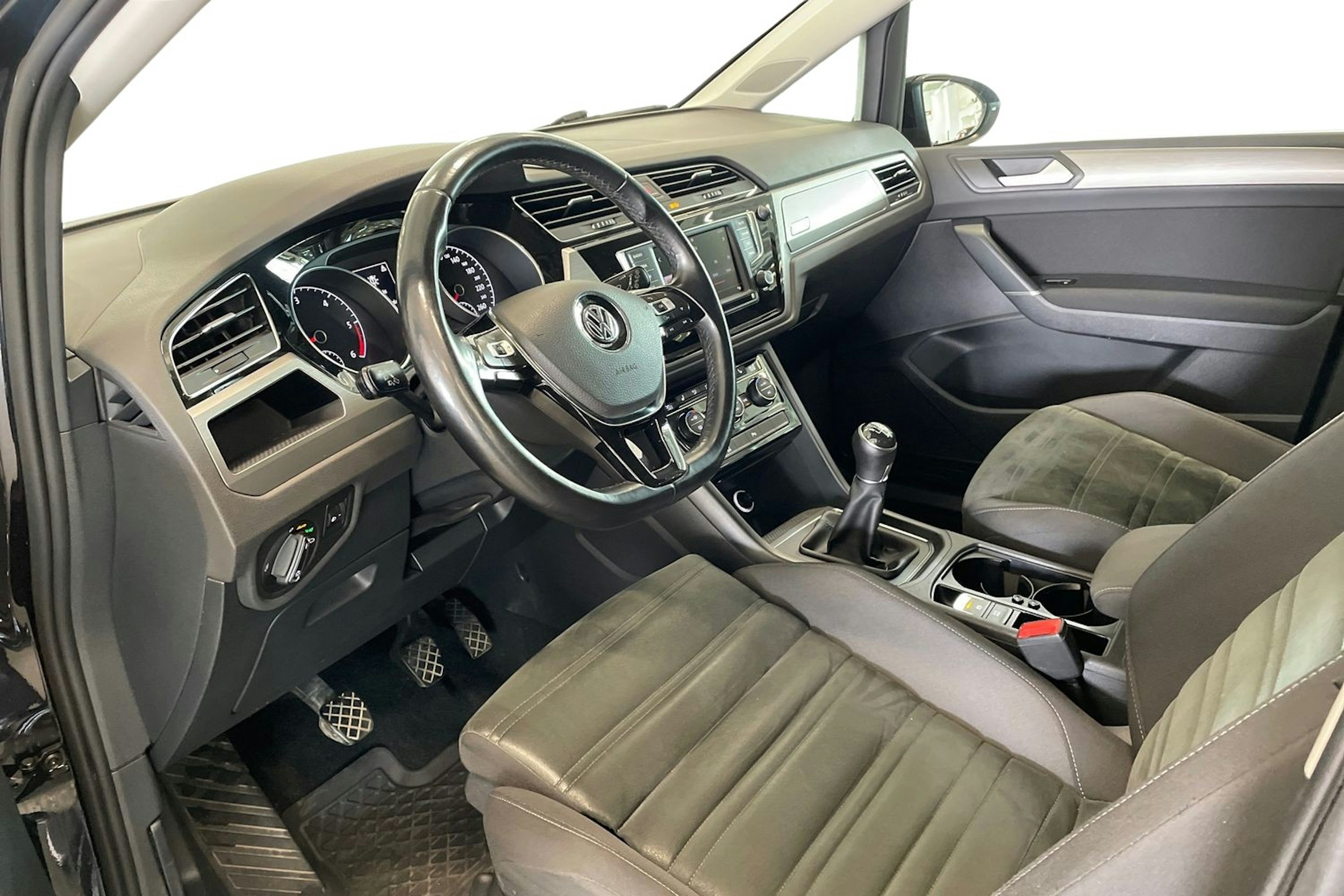 musta Volkswagen Touran 2016 kuva 7.