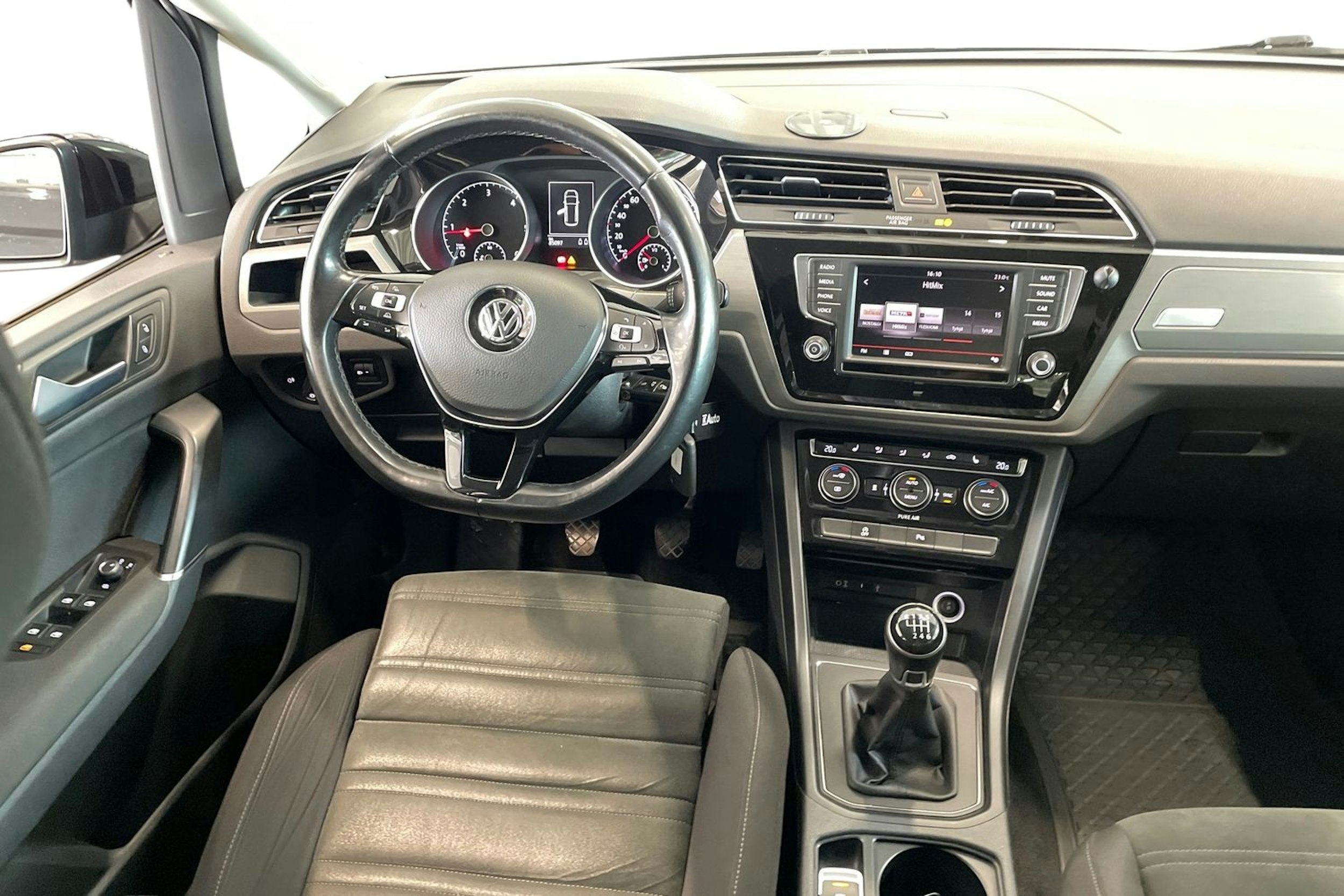 musta Volkswagen Touran 2016 kuva 9.