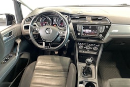 musta Volkswagen Touran 2016 kuva 9.