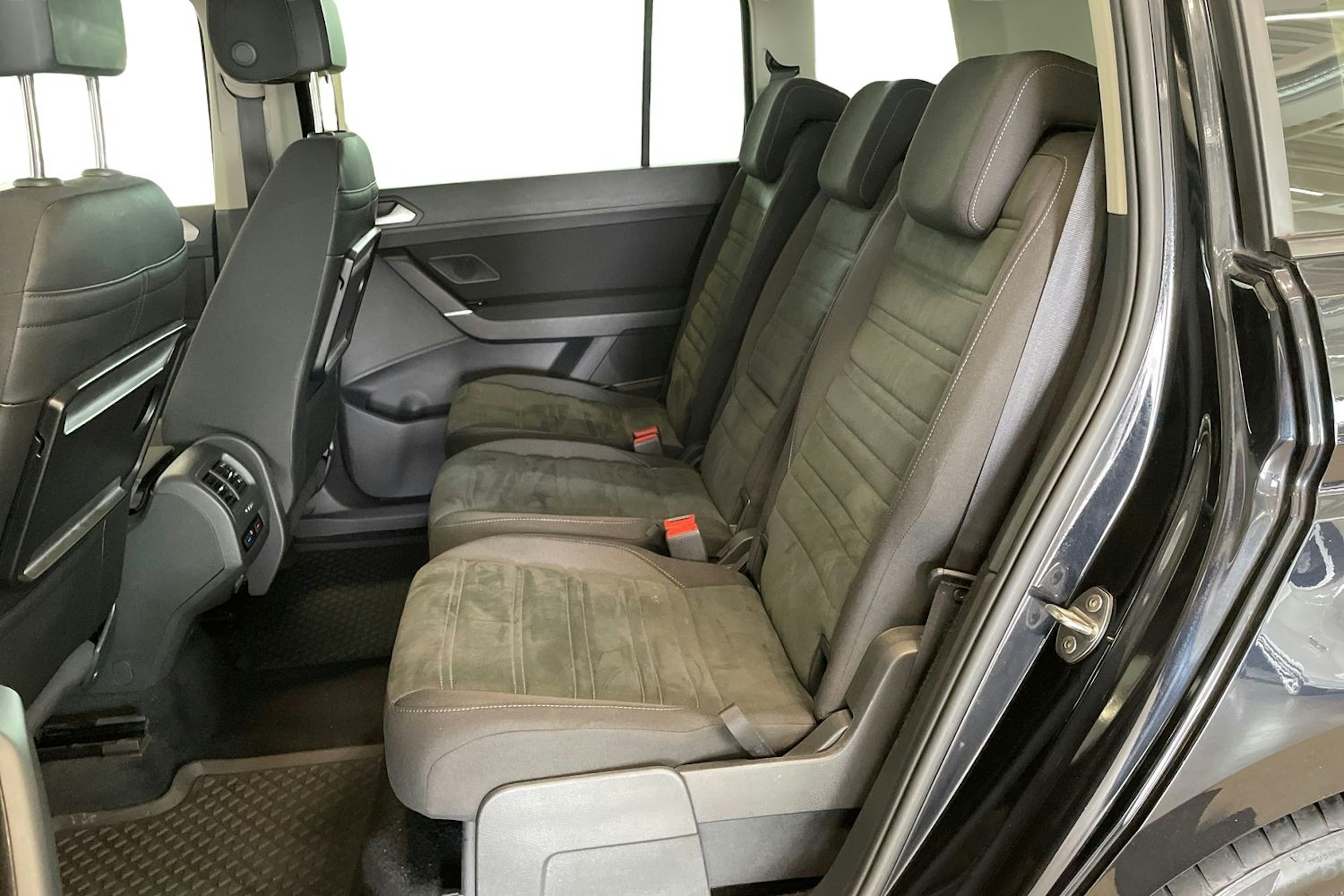 musta Volkswagen Touran 2016 kuva 10.