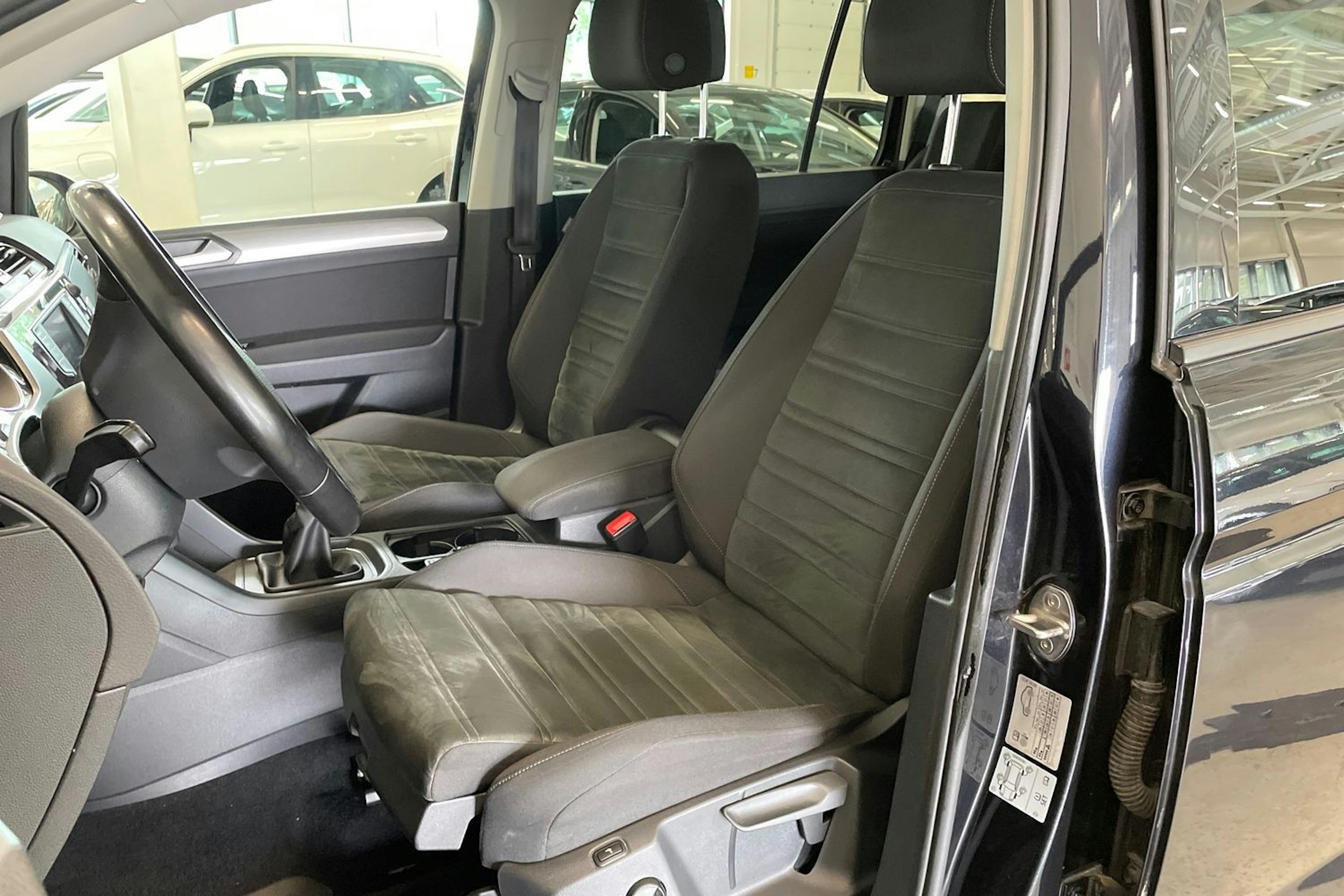 musta Volkswagen Touran 2016 kuva 14.