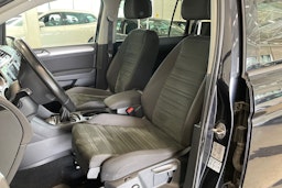 musta Volkswagen Touran 2016 kuva 14.