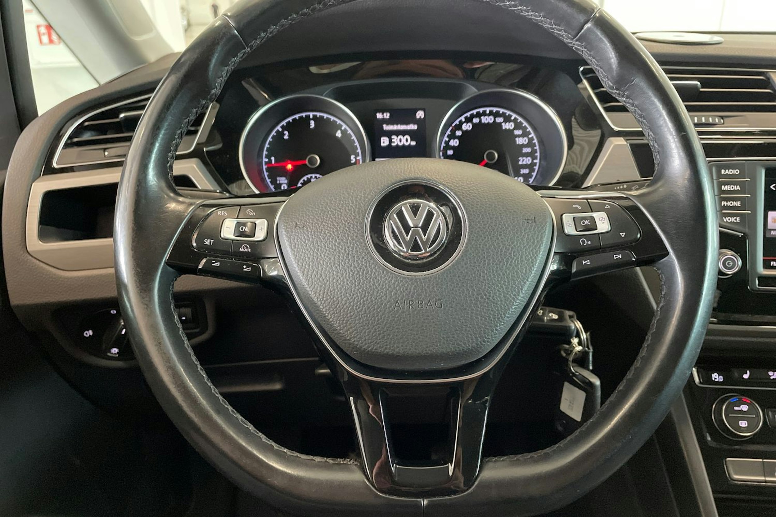 musta Volkswagen Touran 2016 kuva 16.