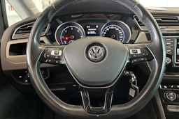 musta Volkswagen Touran 2016 kuva 16.