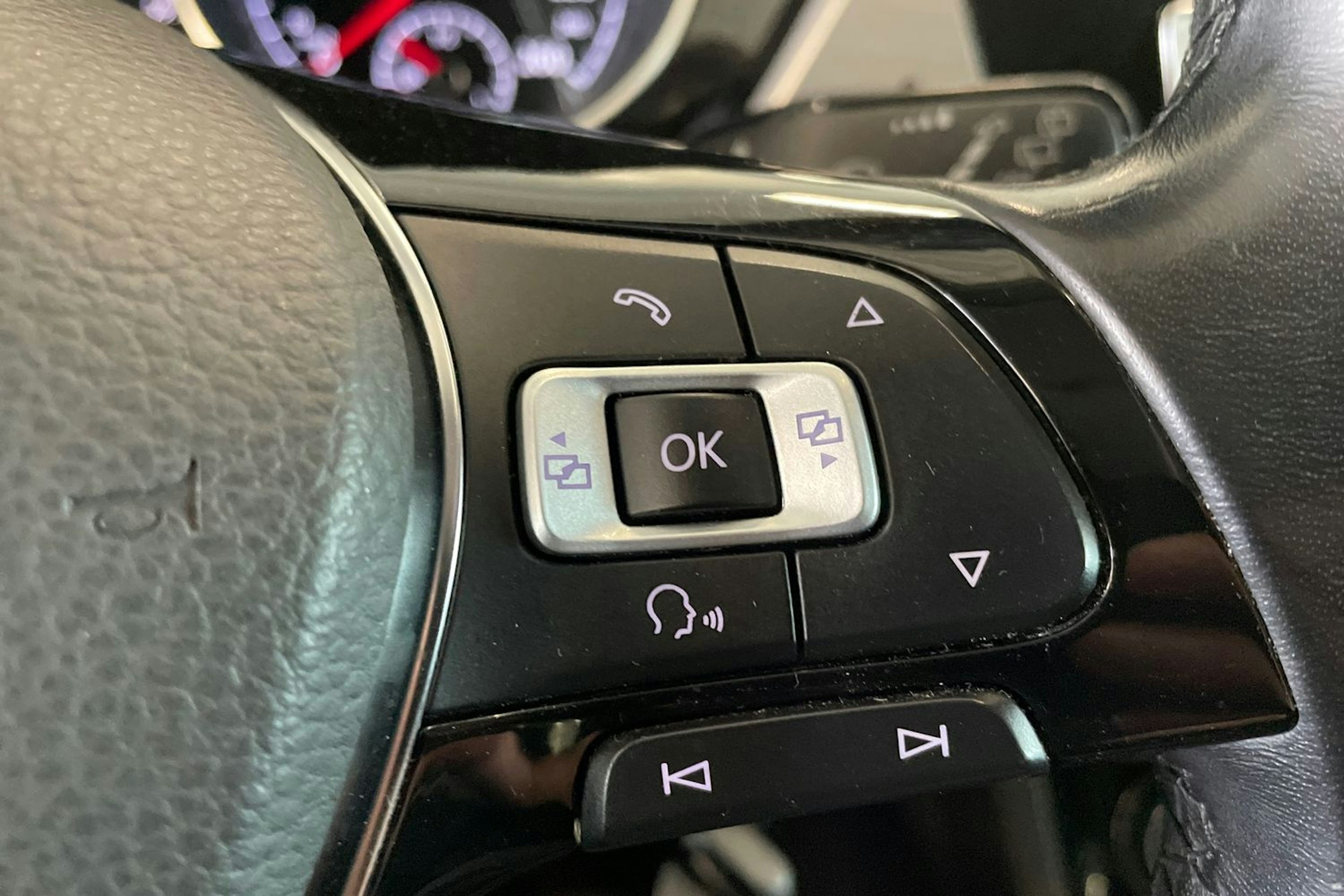 musta Volkswagen Touran 2016 kuva 17.