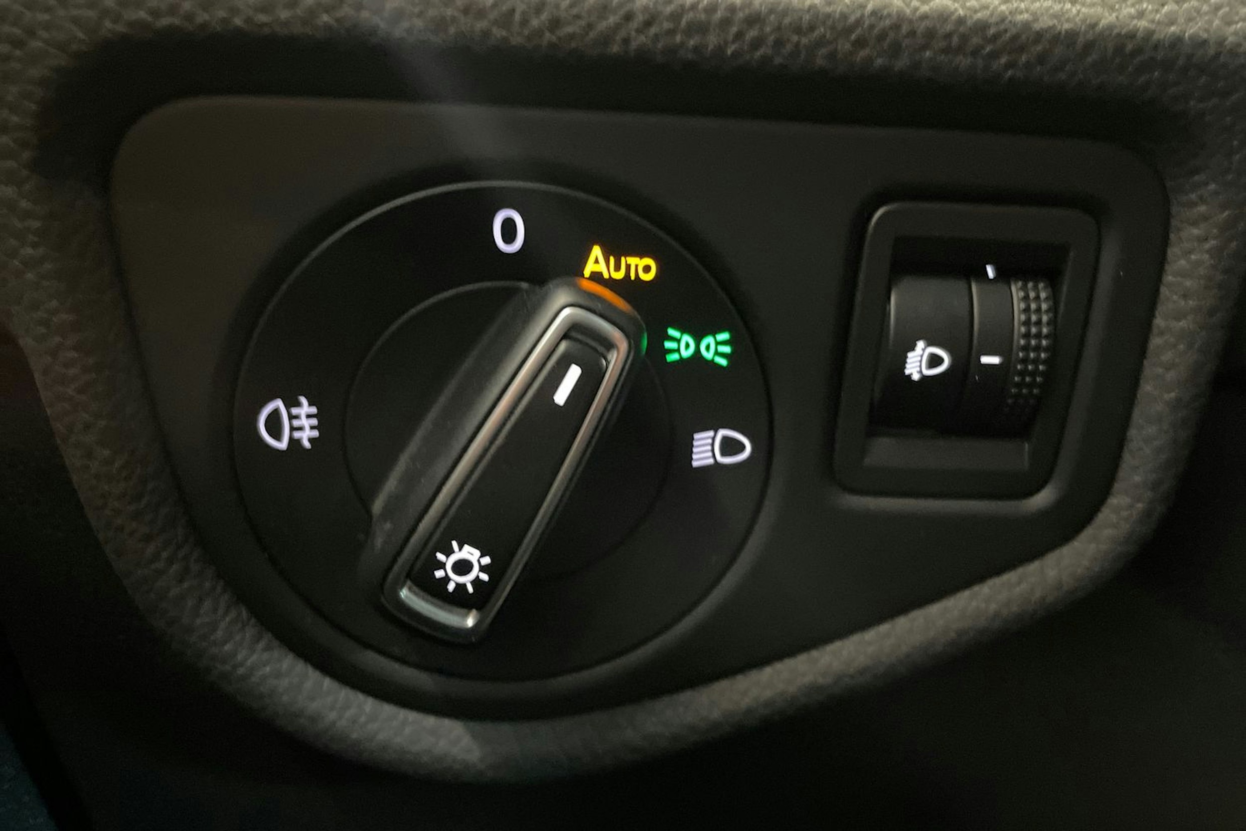 musta Volkswagen Touran 2016 kuva 20.
