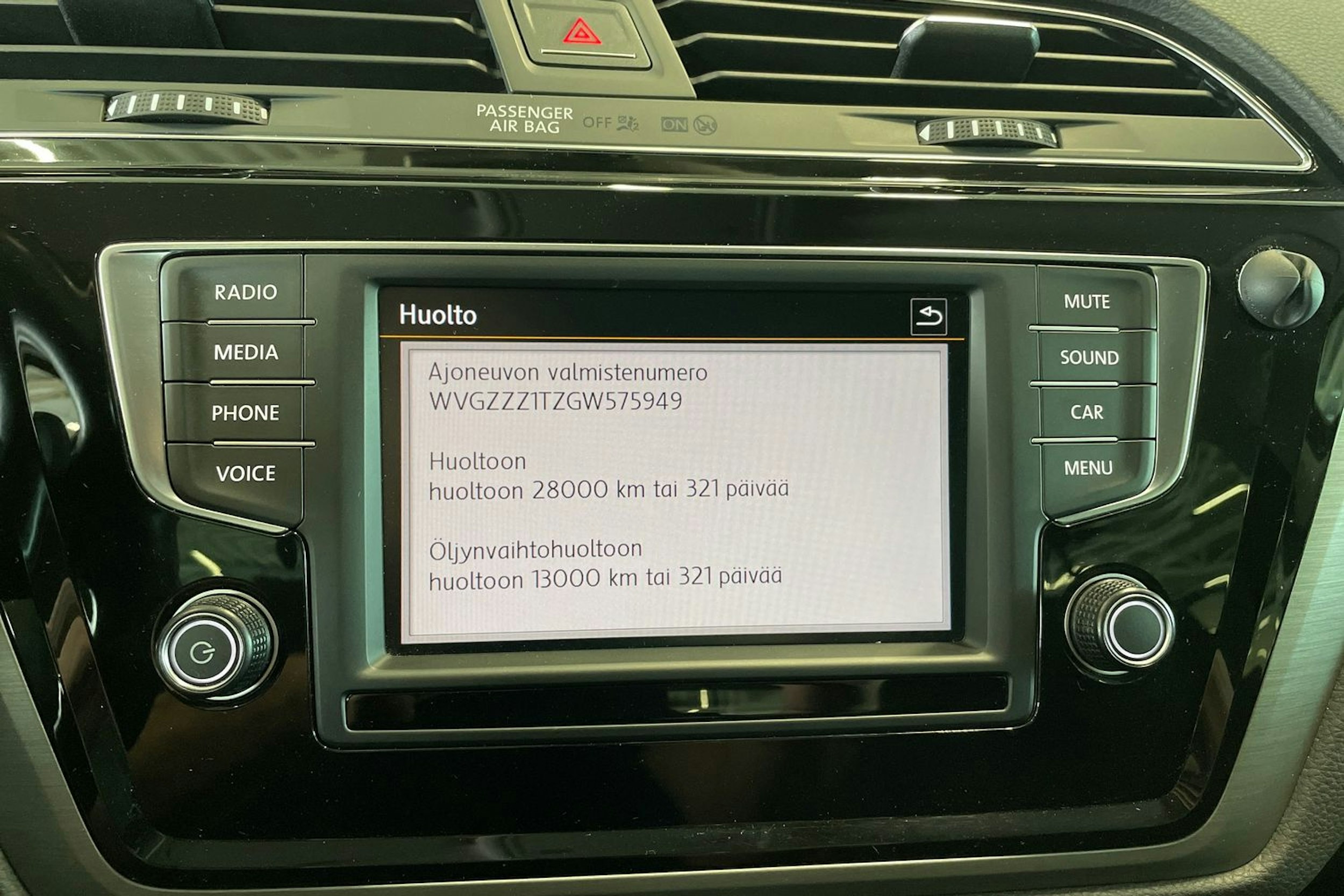 musta Volkswagen Touran 2016 kuva 22.