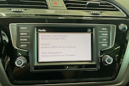 musta Volkswagen Touran 2016 kuva 22.