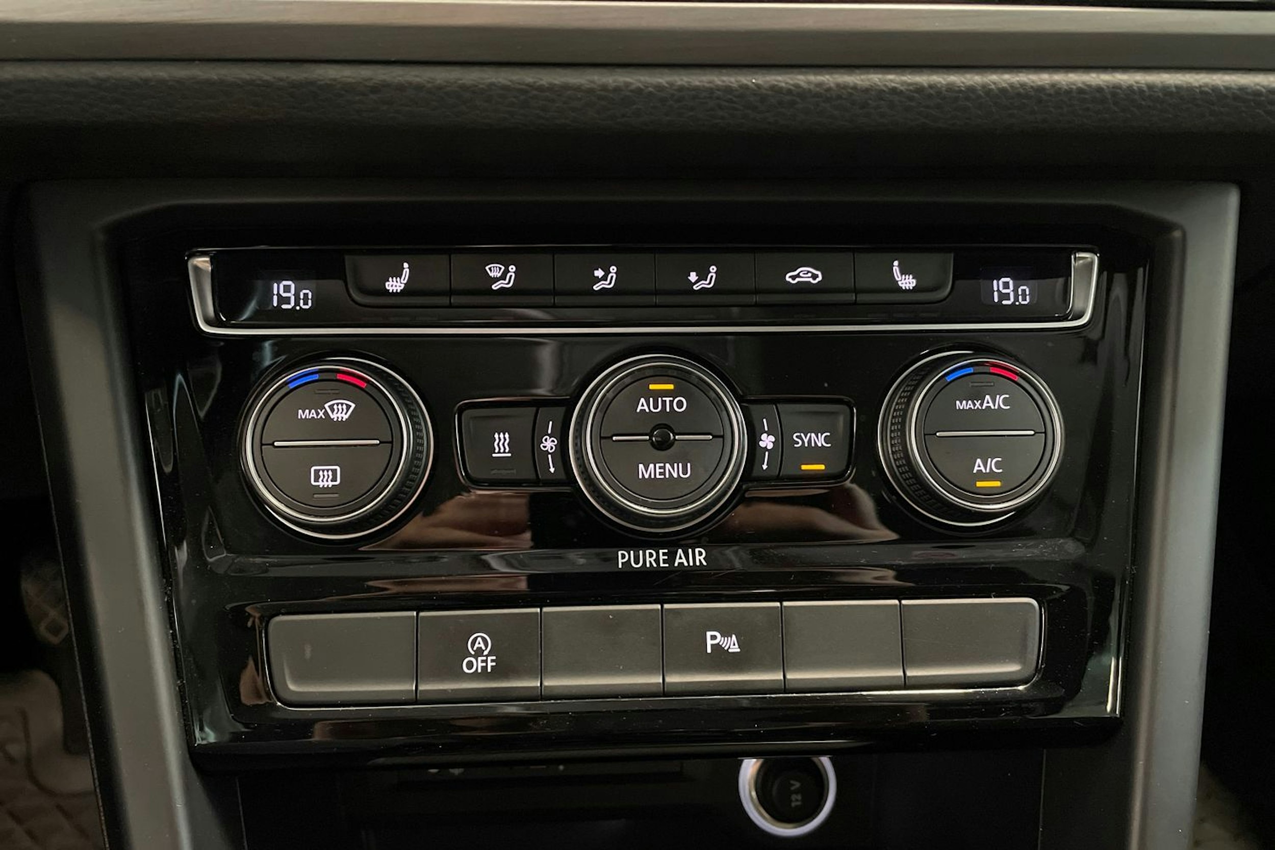 musta Volkswagen Touran 2016 kuva 26.
