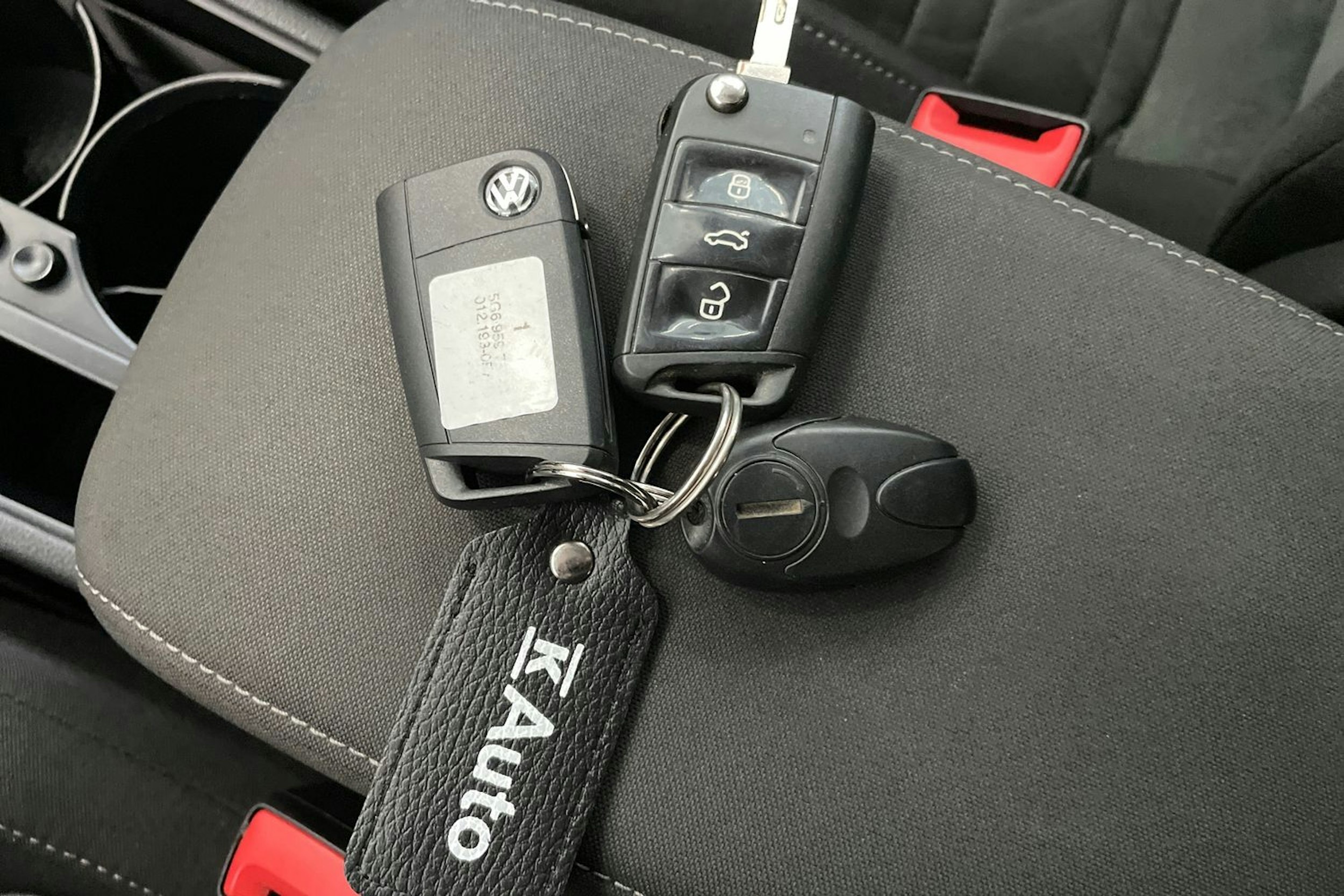 musta Volkswagen Touran 2016 kuva 29.