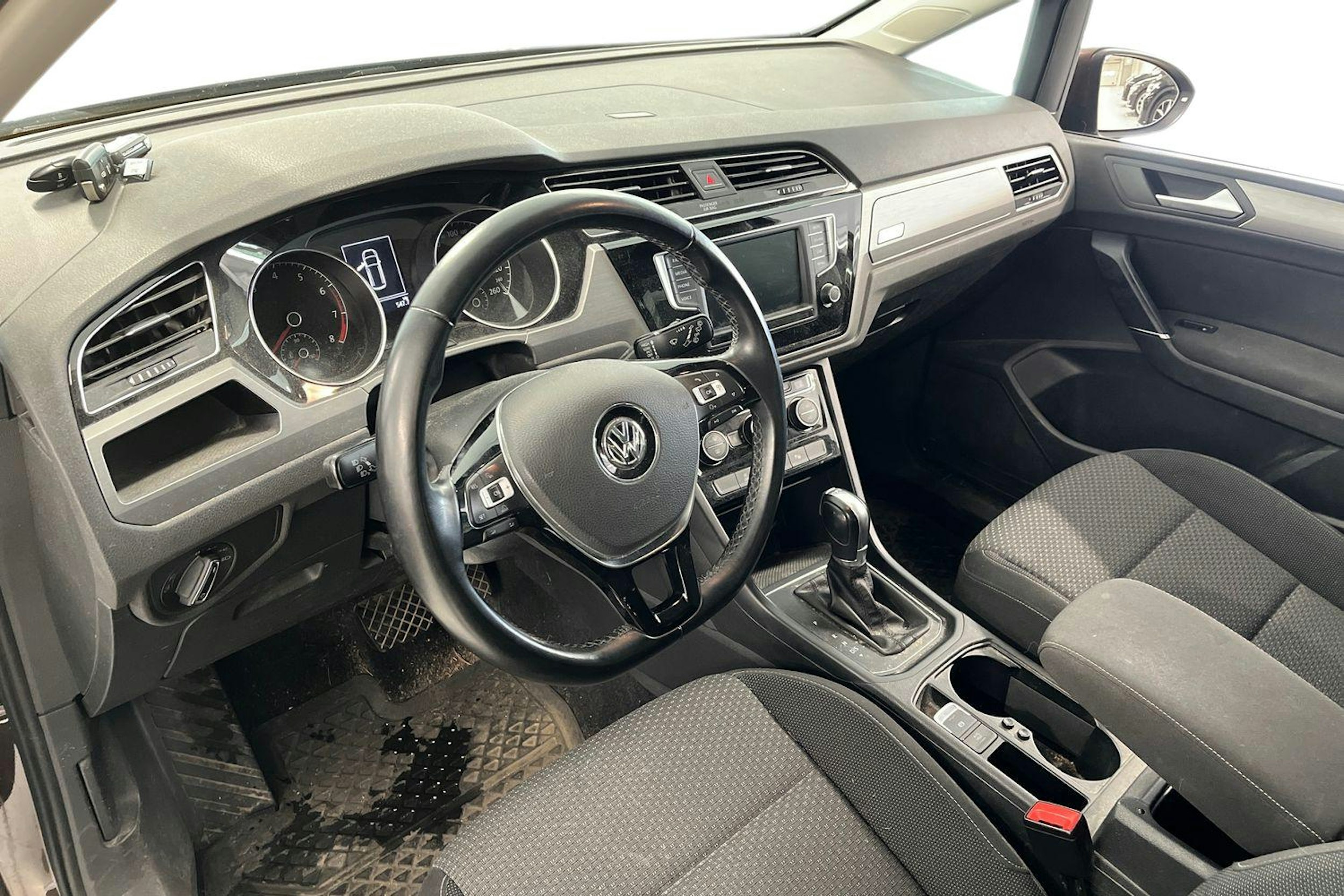Ruskea (beige) Volkswagen TOURAN 2016 kuva 3.