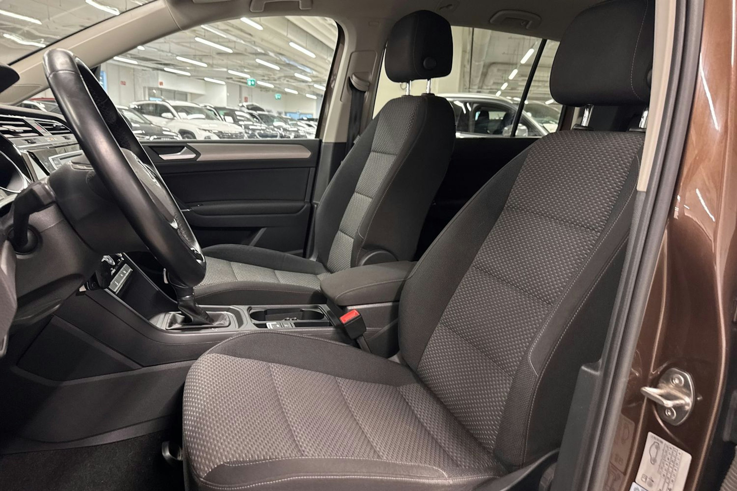 Ruskea (beige) Volkswagen TOURAN 2016 kuva 13.