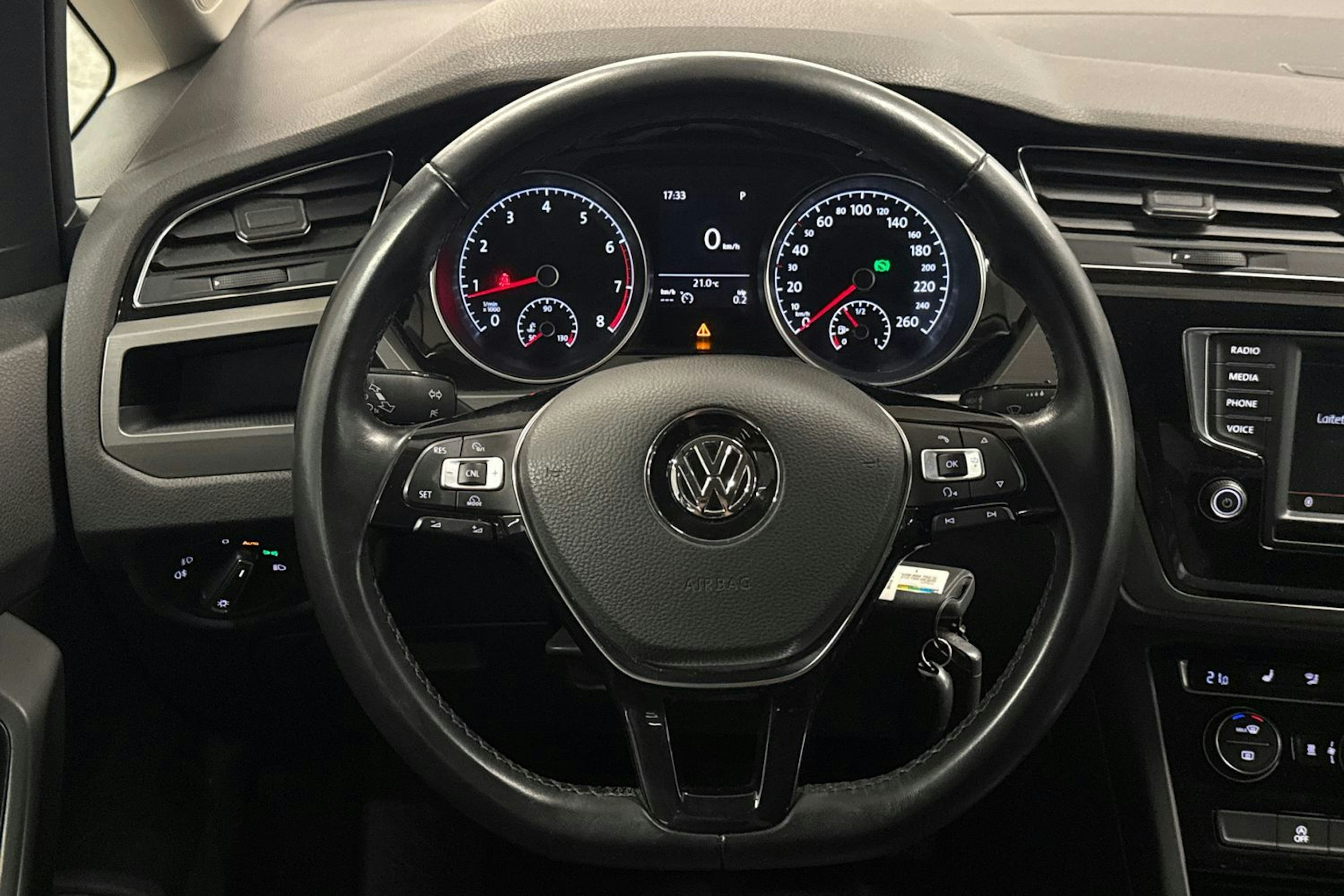 Ruskea (beige) Volkswagen TOURAN 2016 kuva 14.