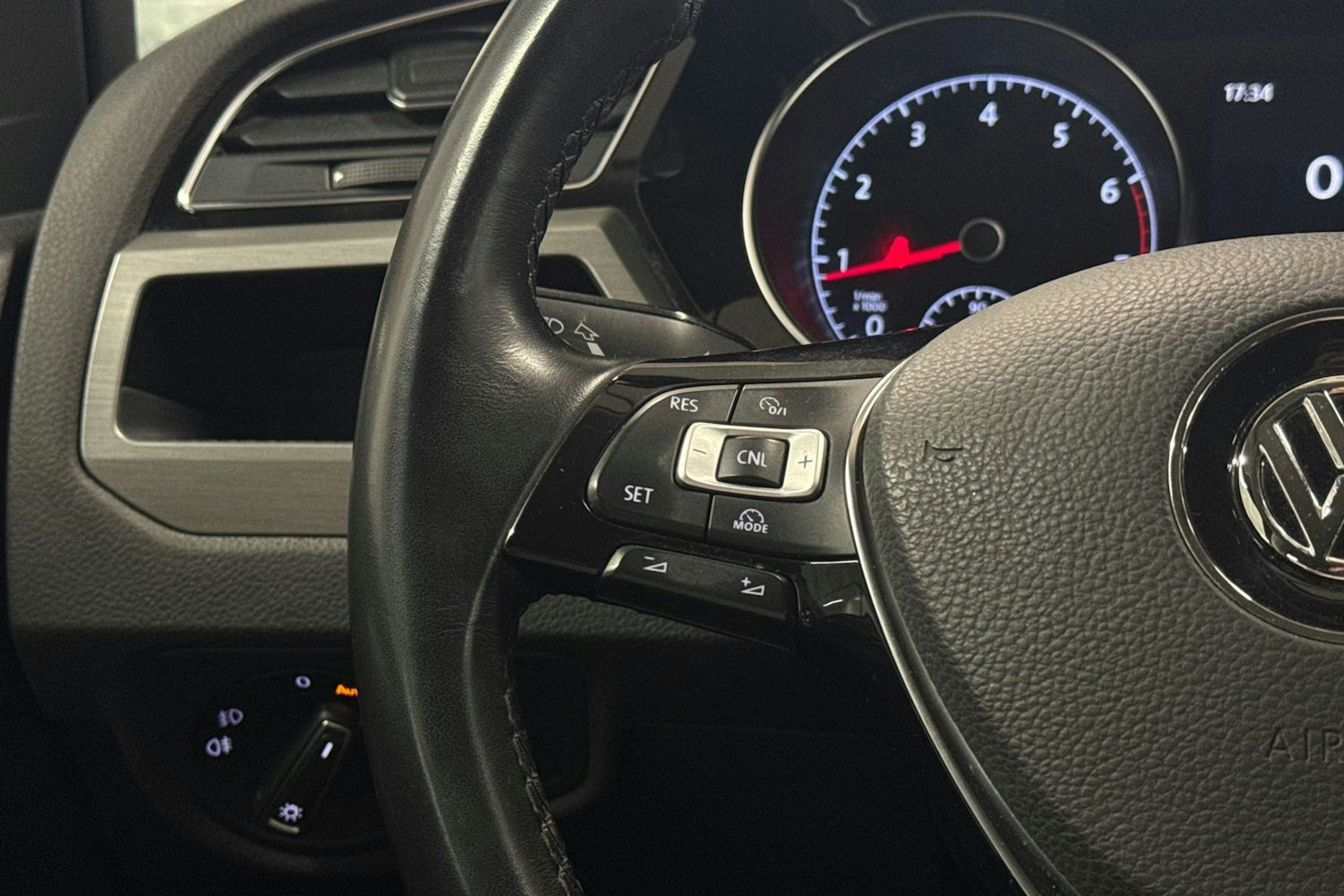Ruskea (beige) Volkswagen TOURAN 2016 kuva 15.
