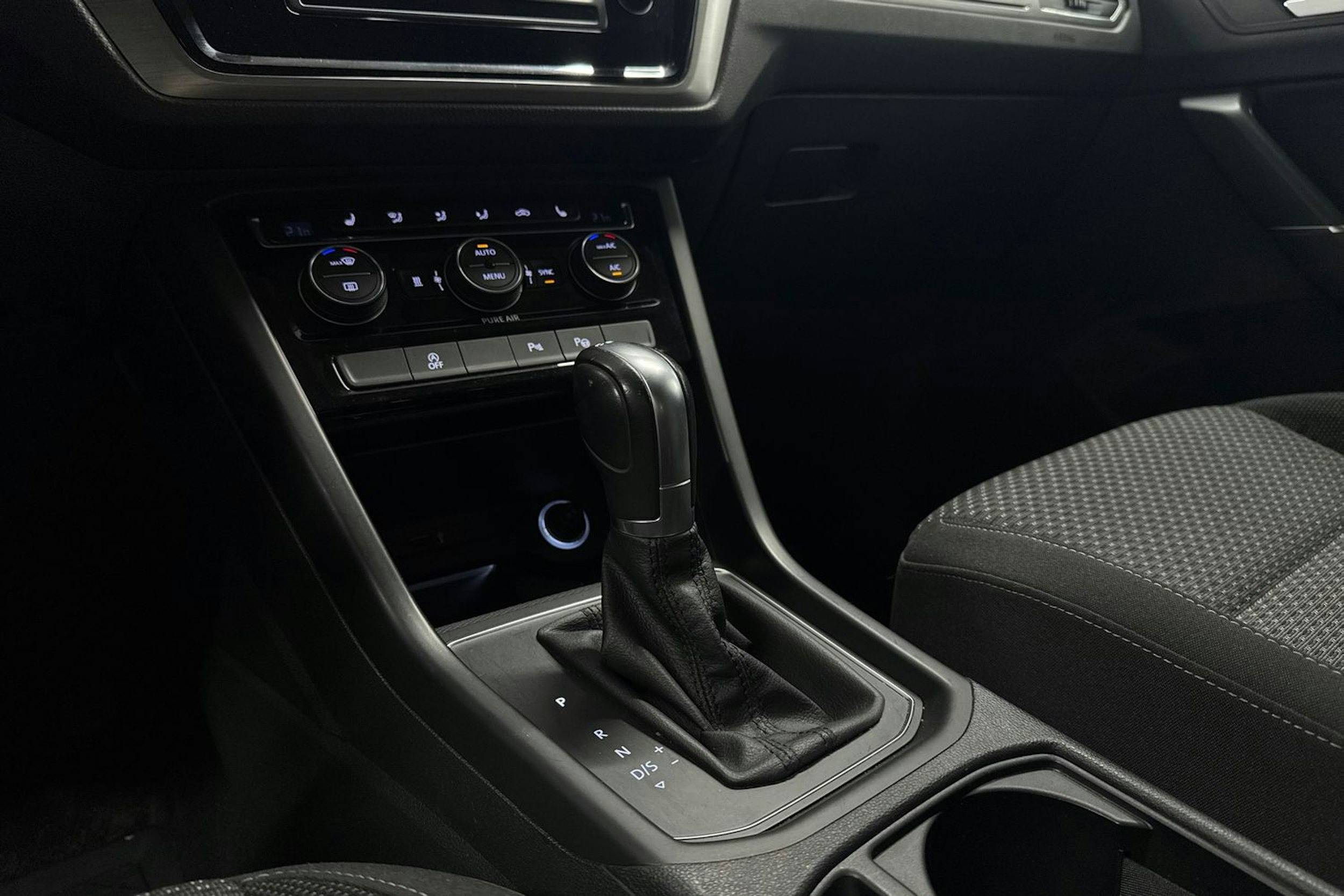 Ruskea (beige) Volkswagen TOURAN 2016 kuva 21.