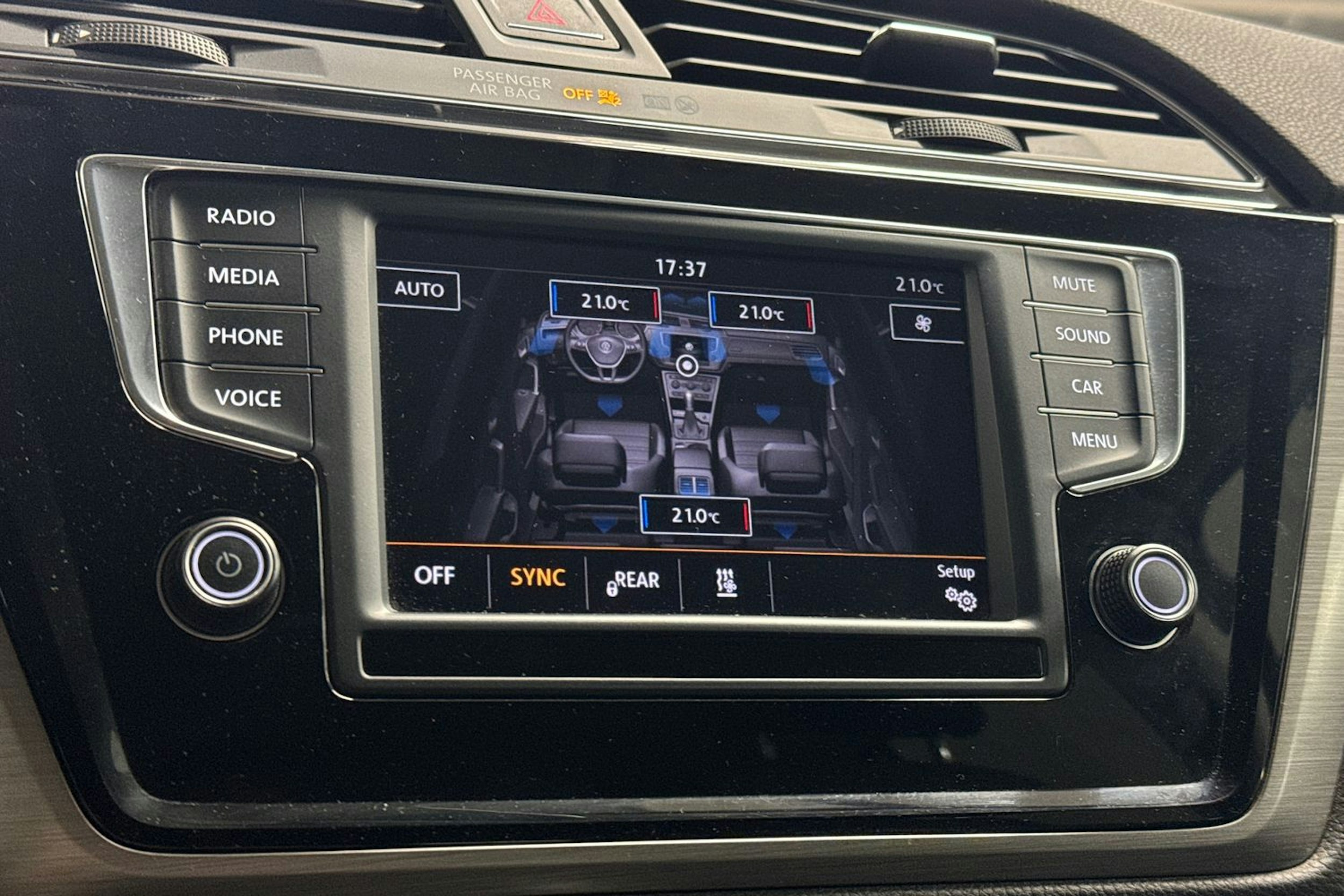 Ruskea (beige) Volkswagen TOURAN 2016 kuva 30.