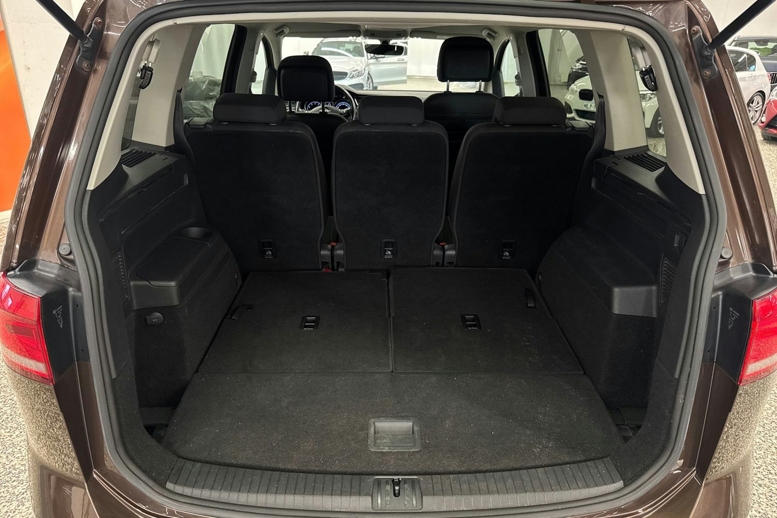 Ruskea (beige) Volkswagen TOURAN 2016 kuva 35.