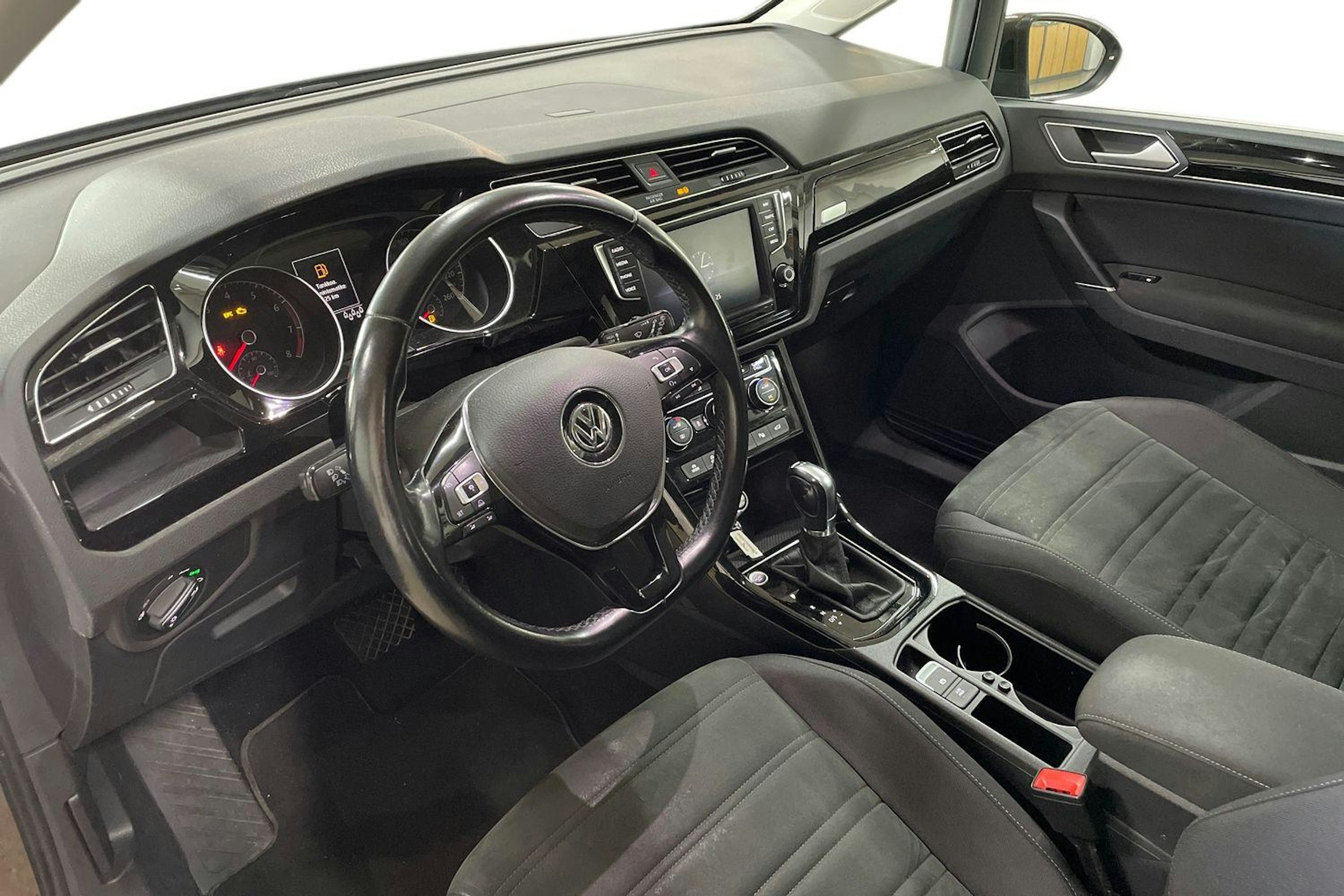 ruskea Volkswagen TOURAN 2016 kuva 7.