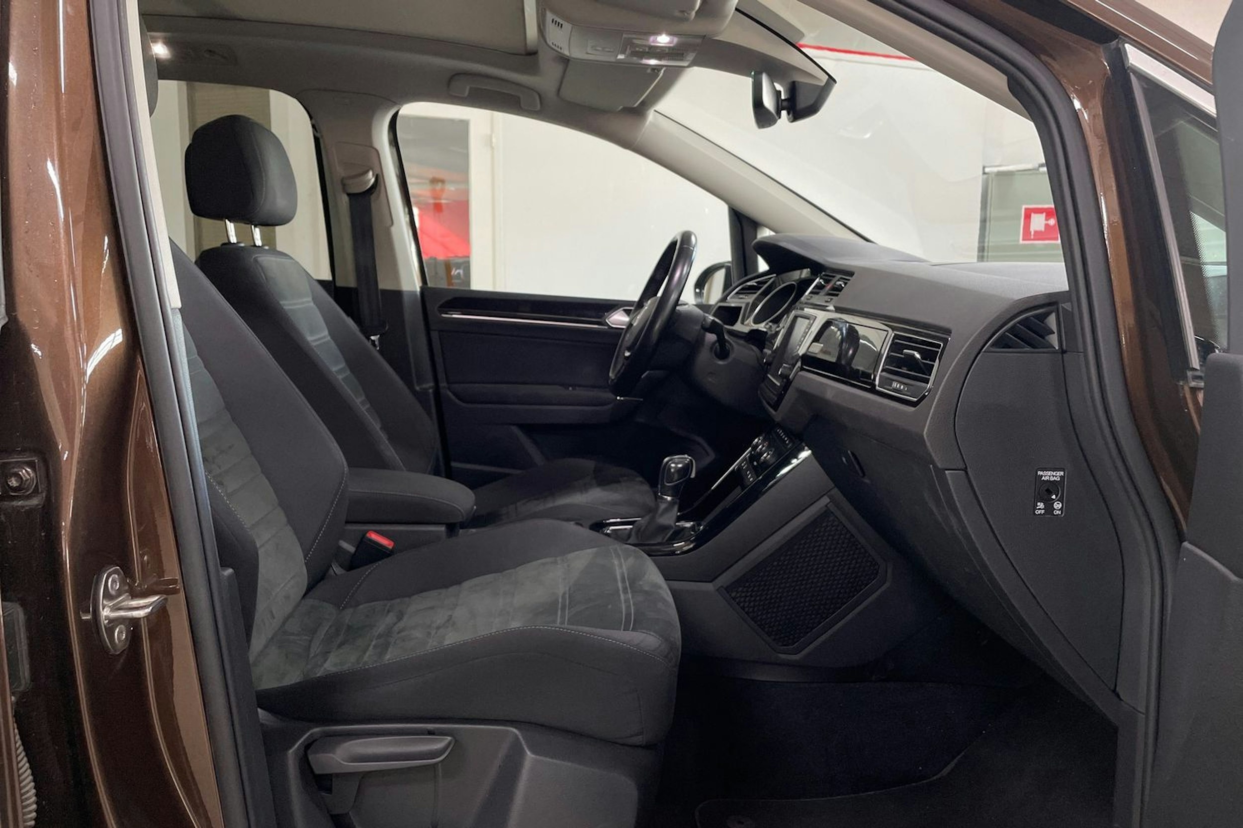 ruskea Volkswagen TOURAN 2016 kuva 14.