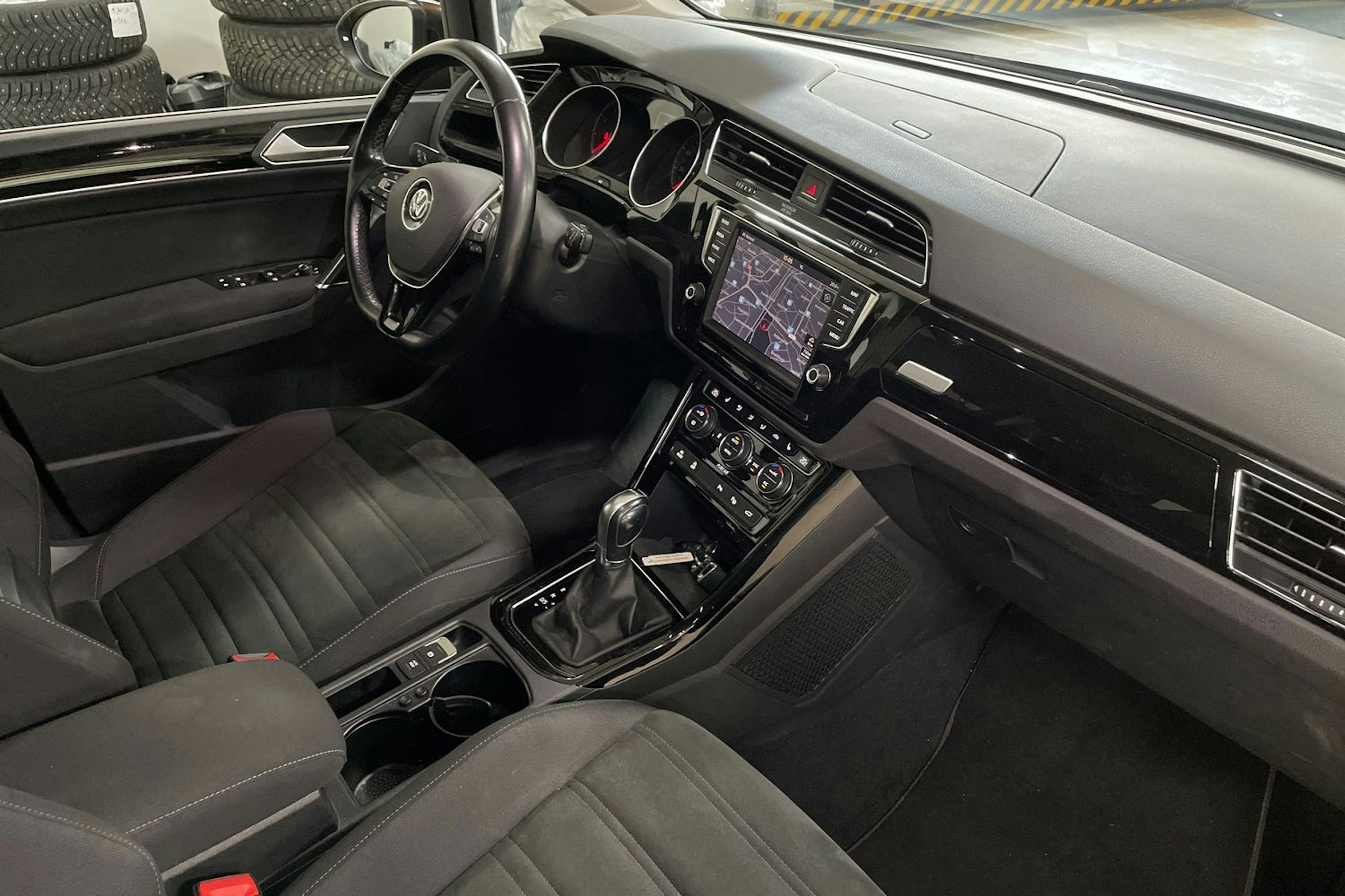 ruskea Volkswagen TOURAN 2016 kuva 15.