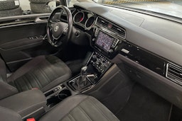 ruskea Volkswagen TOURAN 2016 kuva 15.