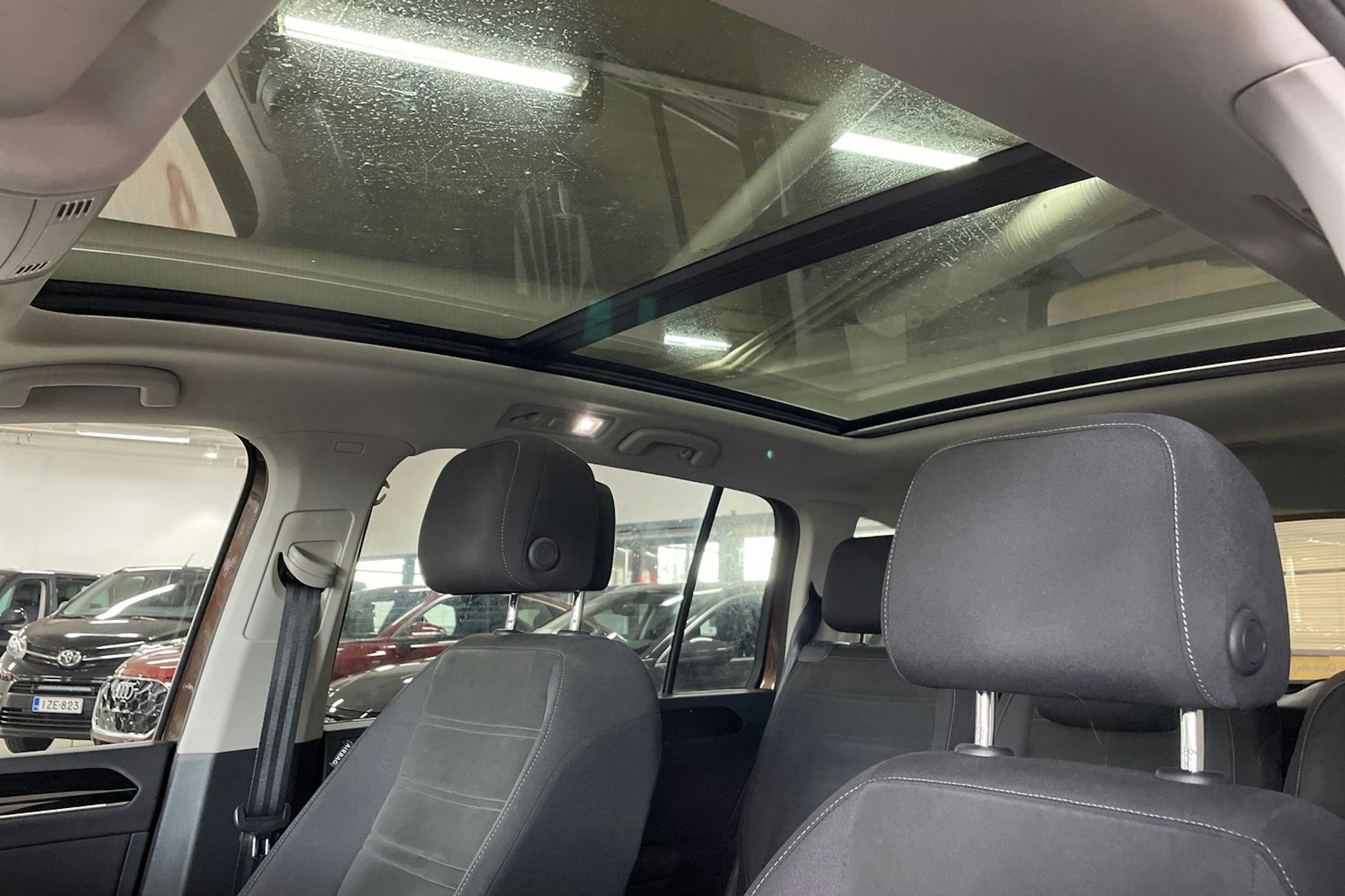 ruskea Volkswagen TOURAN 2016 kuva 26.
