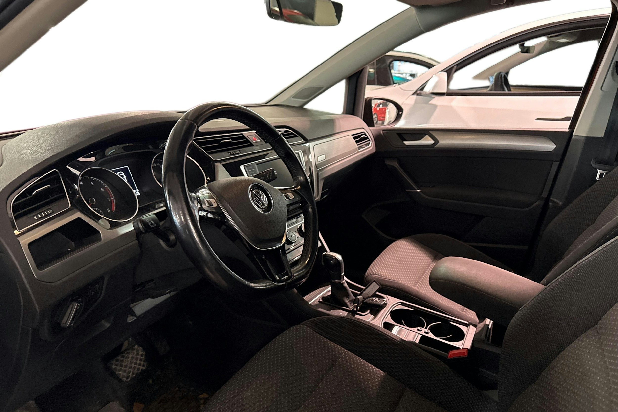 Ruskea (beige) Volkswagen TOURAN 2016 kuva 3.