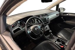 musta Volkswagen Touran 2016 kuva 3.