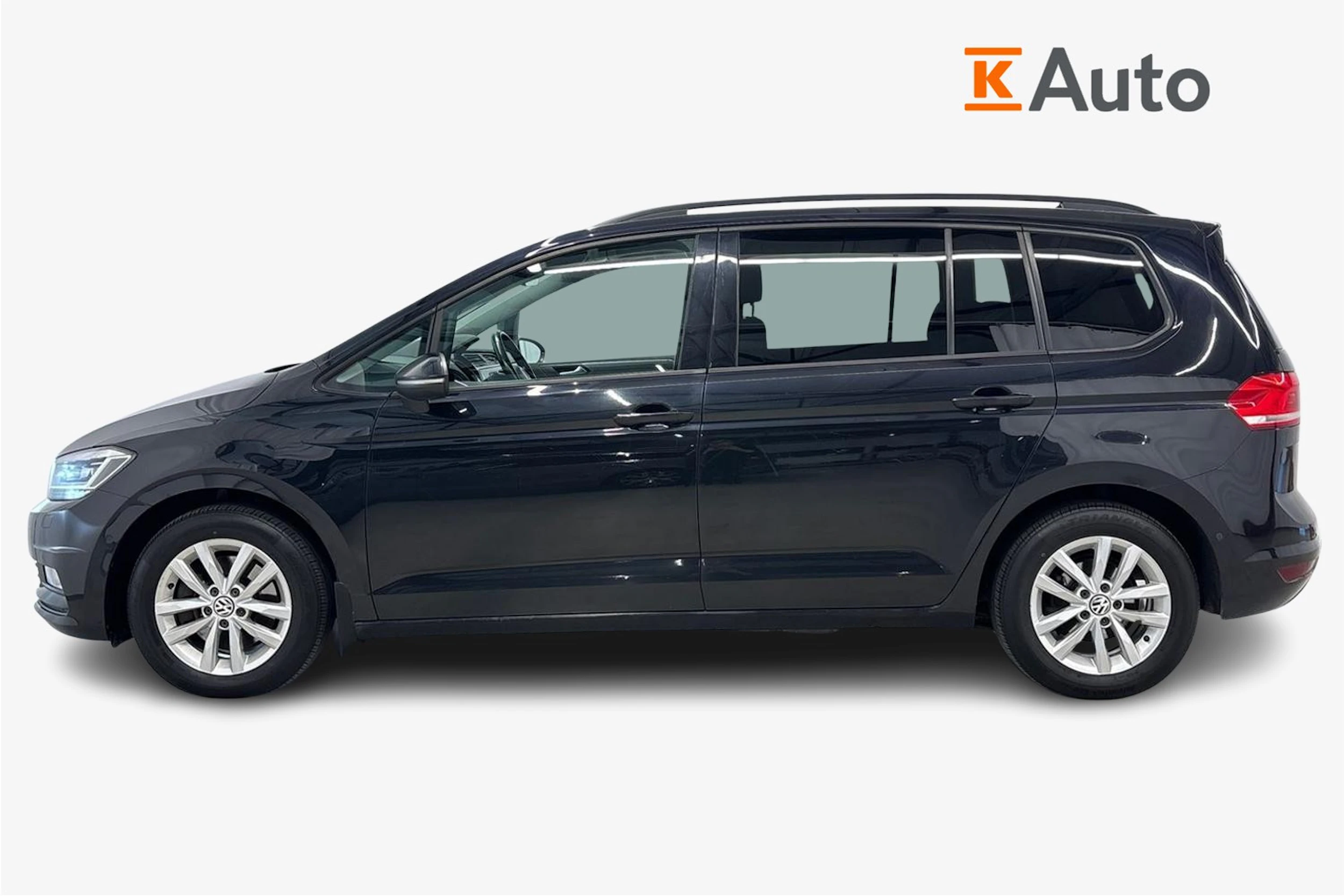 musta Volkswagen Touran 2016 kuva 5.