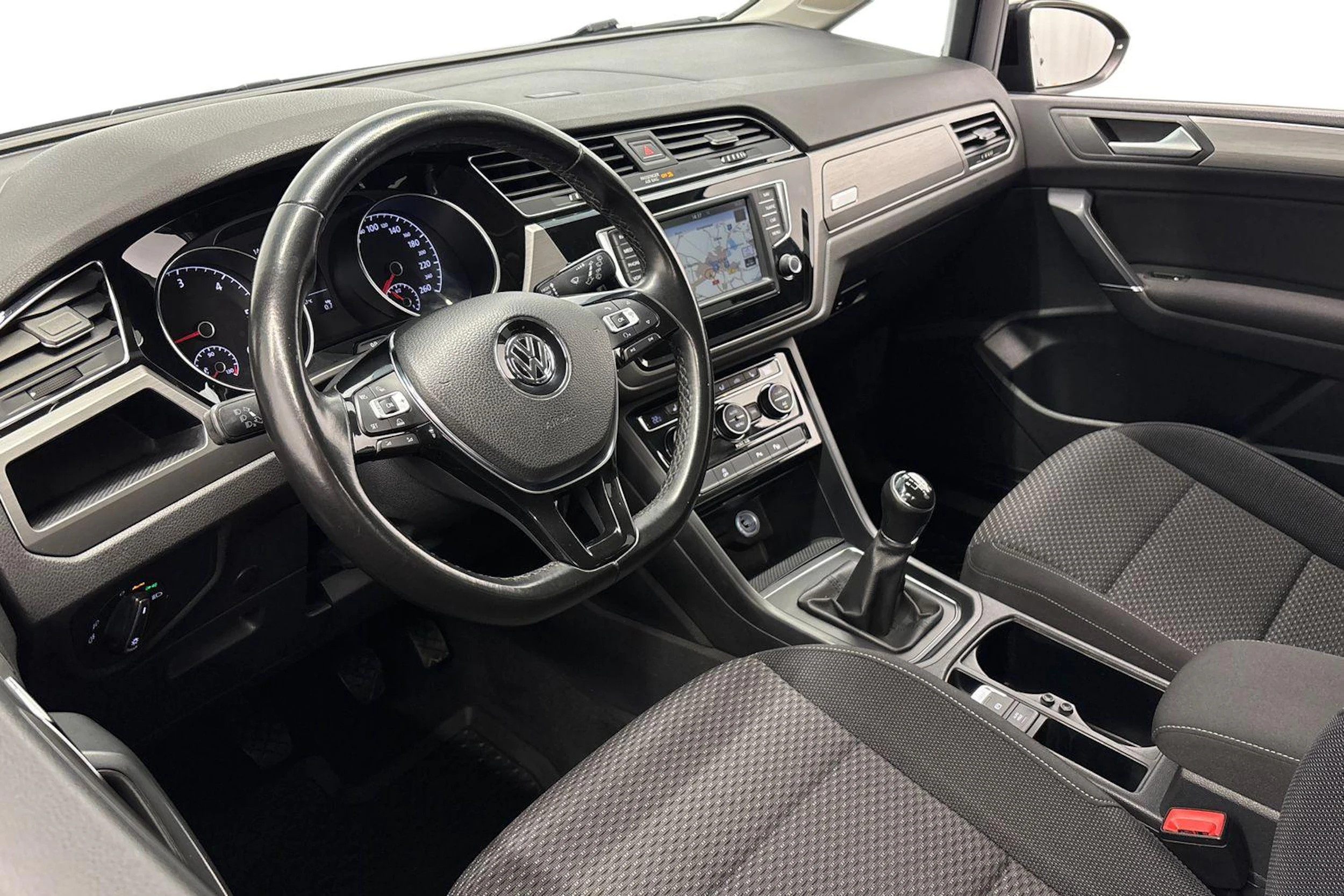 musta Volkswagen Touran 2016 kuva 6.