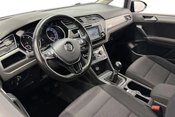 musta Volkswagen Touran 2016 kuva 6.