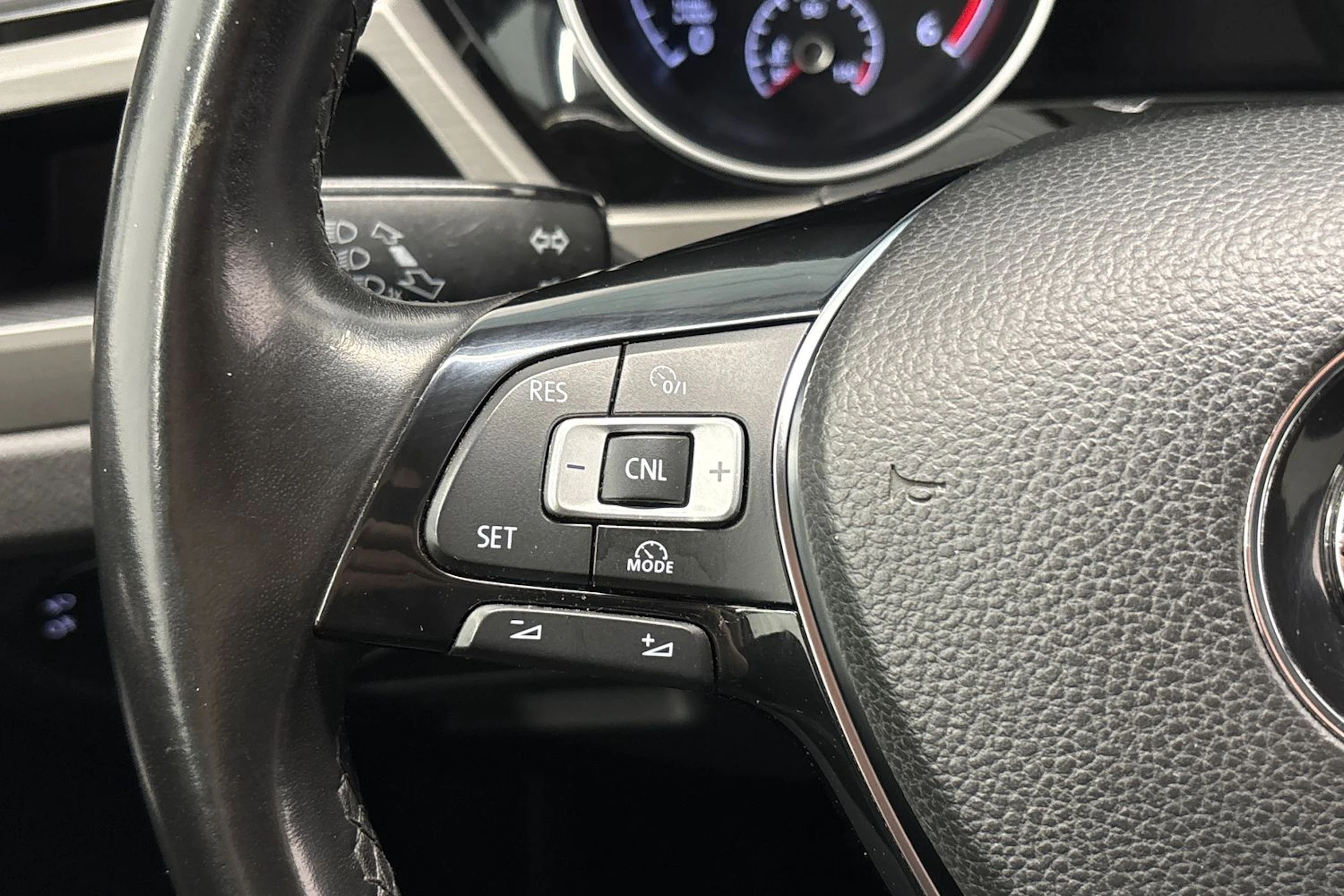 musta Volkswagen Touran 2016 kuva 11.