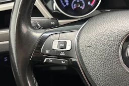 musta Volkswagen Touran 2016 kuva 11.