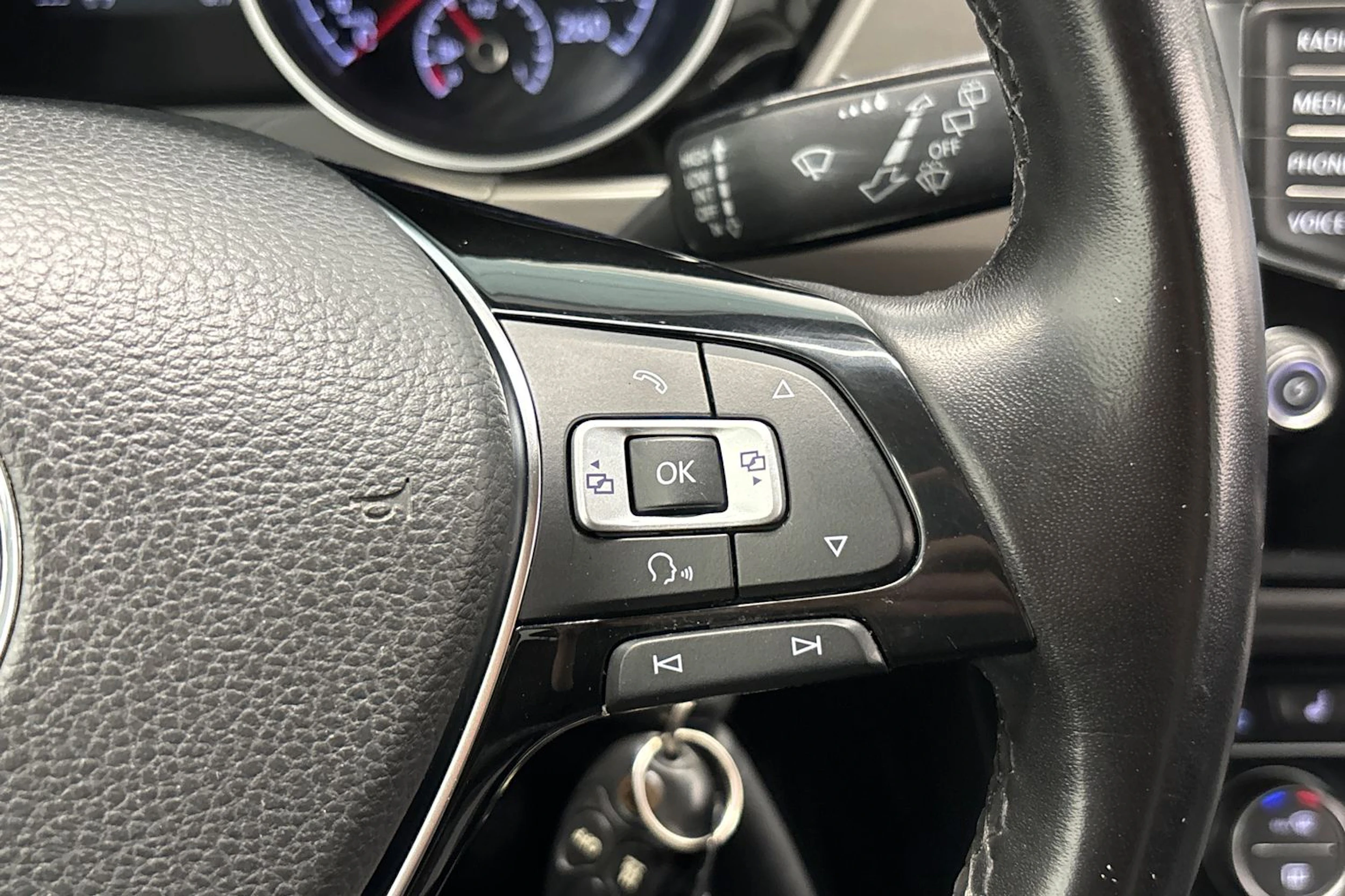 musta Volkswagen Touran 2016 kuva 12.