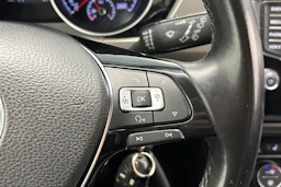 musta Volkswagen Touran 2016 kuva 12.