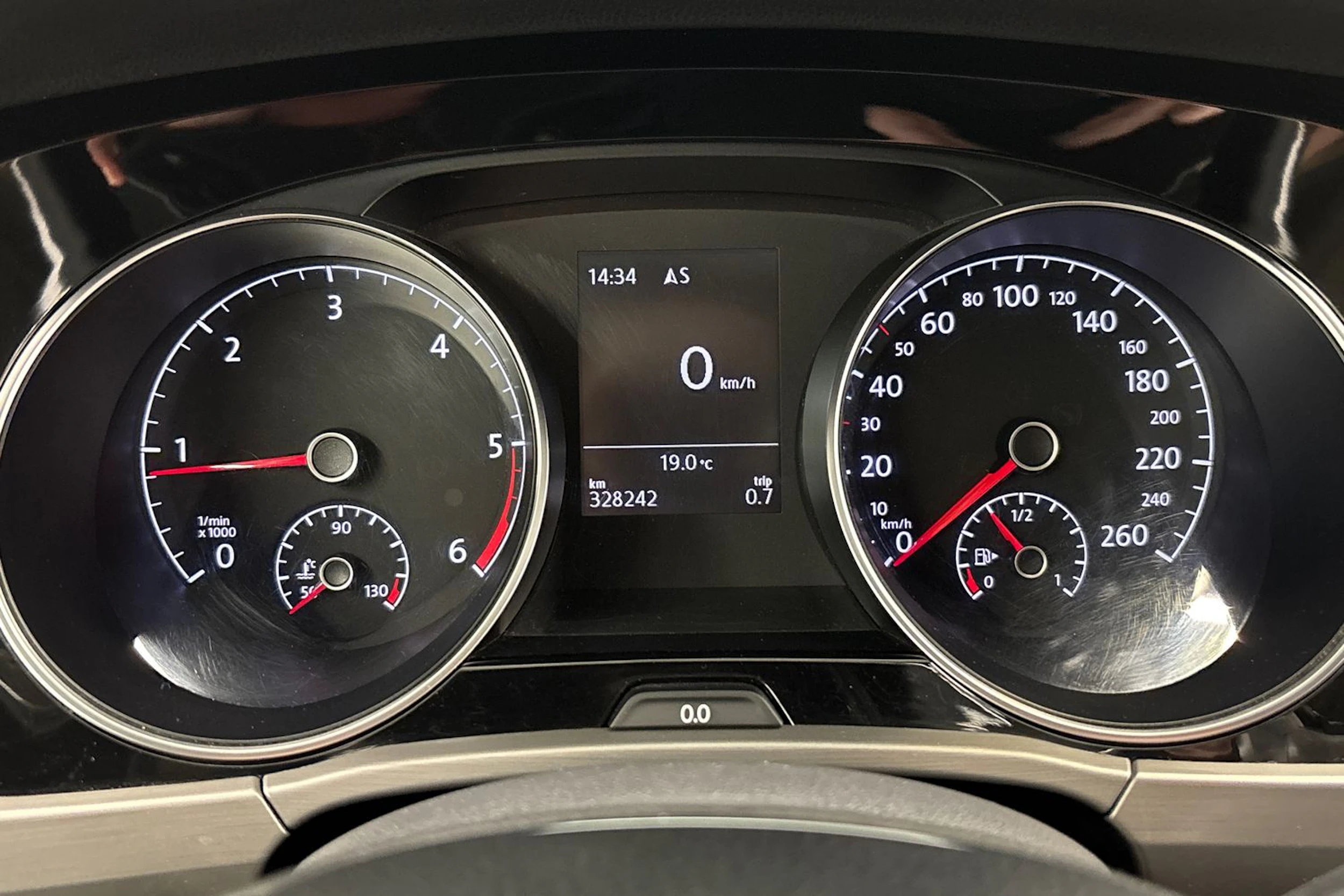 musta Volkswagen Touran 2016 kuva 13.