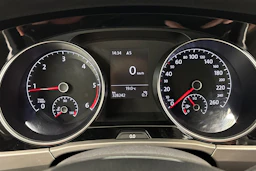 musta Volkswagen Touran 2016 kuva 13.