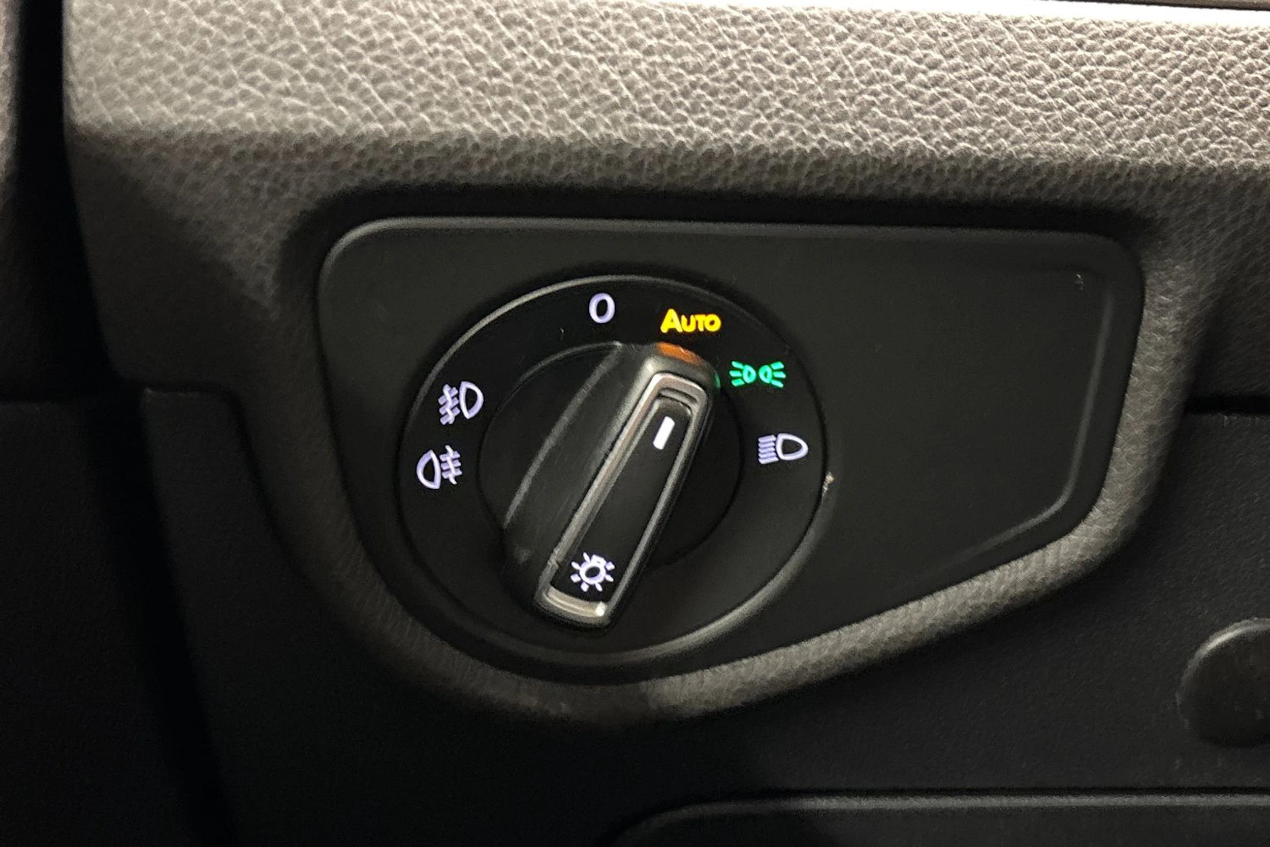 musta Volkswagen Touran 2016 kuva 14.