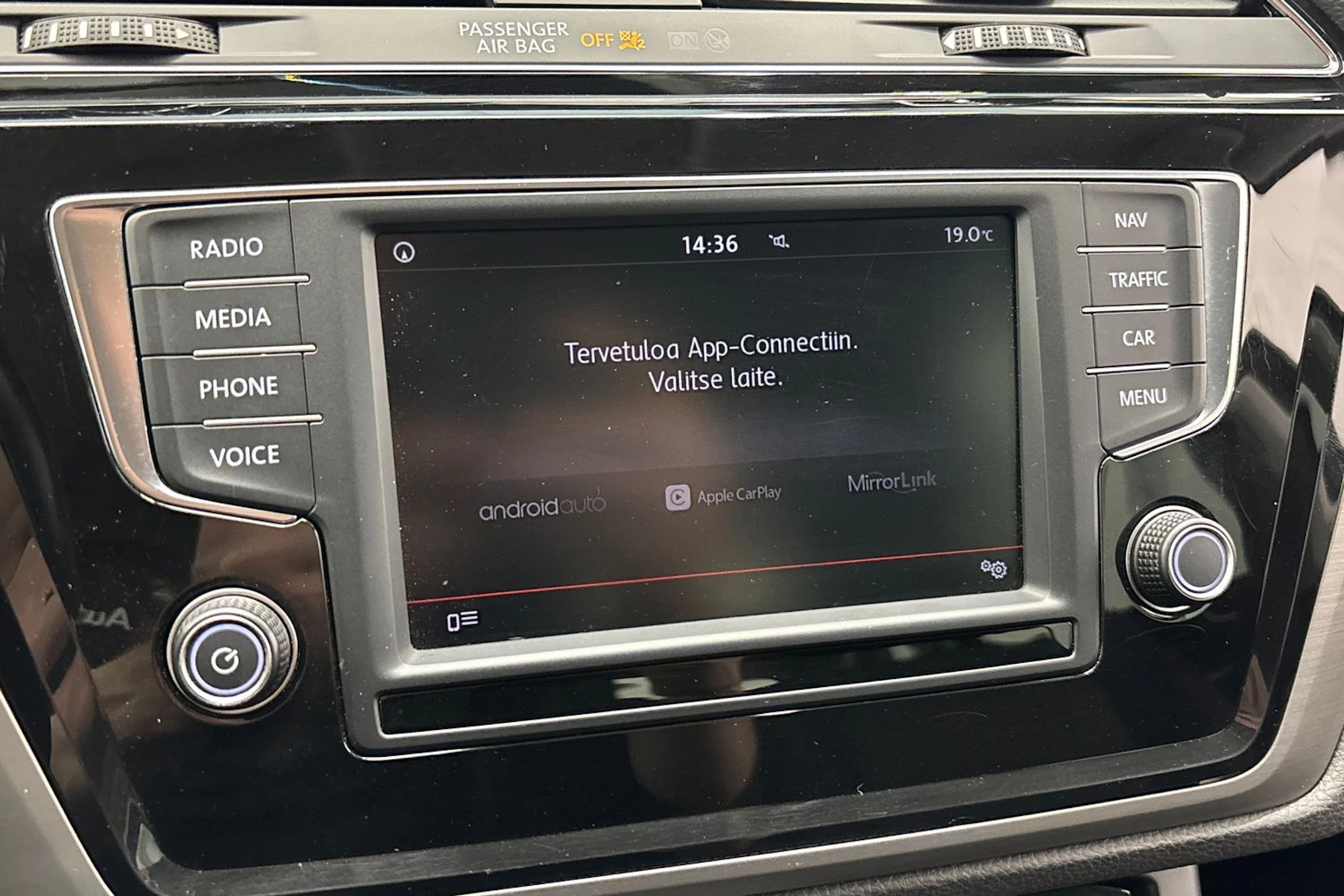 musta Volkswagen Touran 2016 kuva 18.