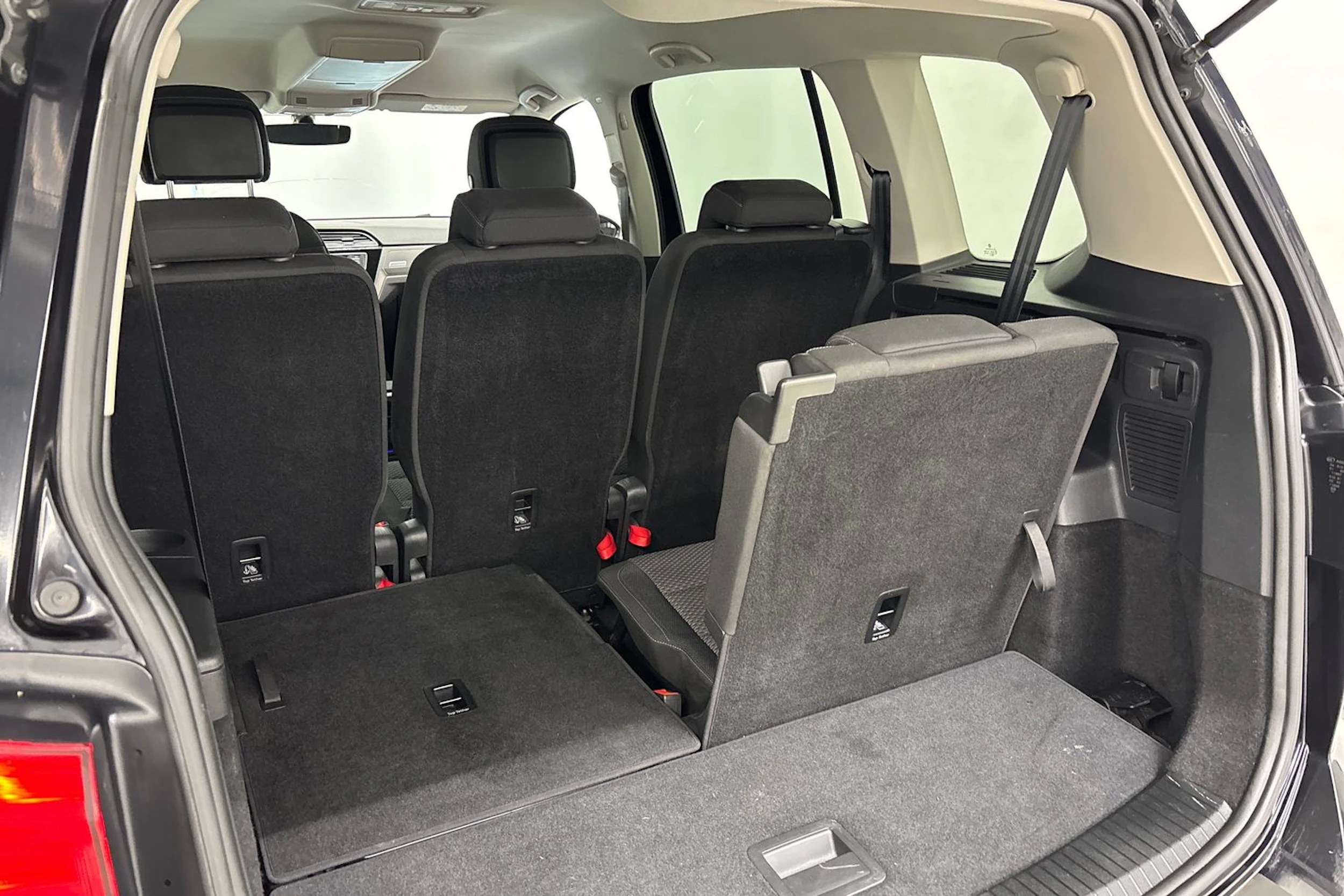 musta Volkswagen Touran 2016 kuva 21.