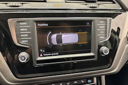 musta Volkswagen Touran 2016 kuva 22.