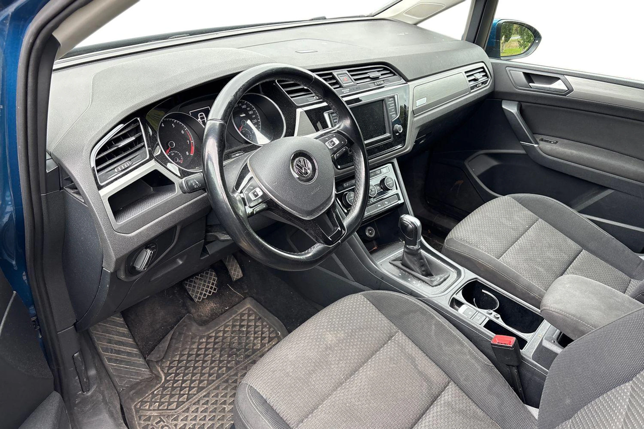 sininen Volkswagen Touran 2016 kuva 3.