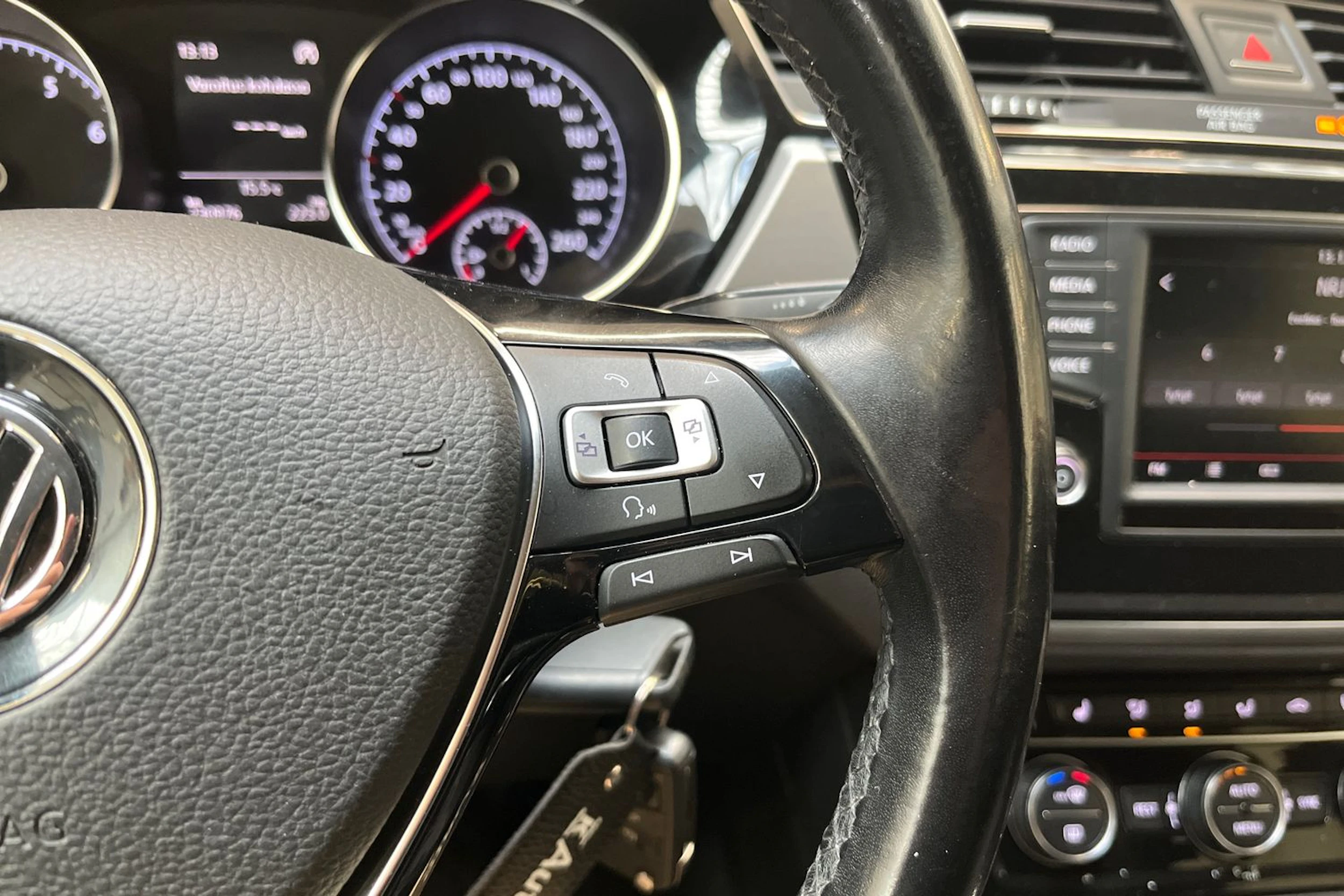sininen Volkswagen Touran 2016 kuva 21.