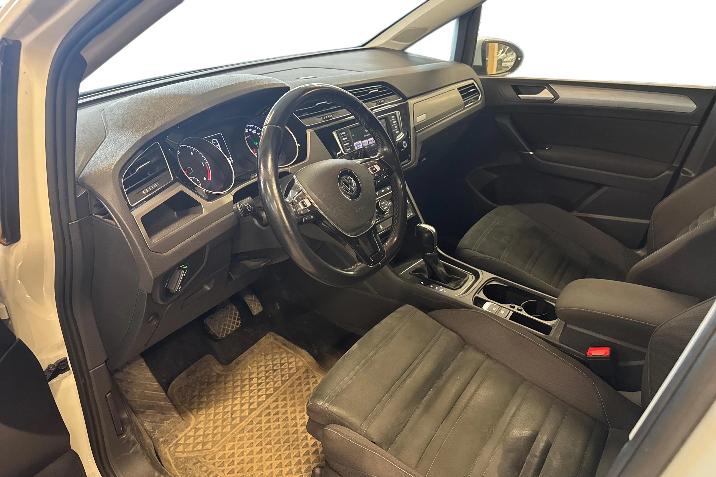 valkoinen Volkswagen Touran 2016 kuva 3.