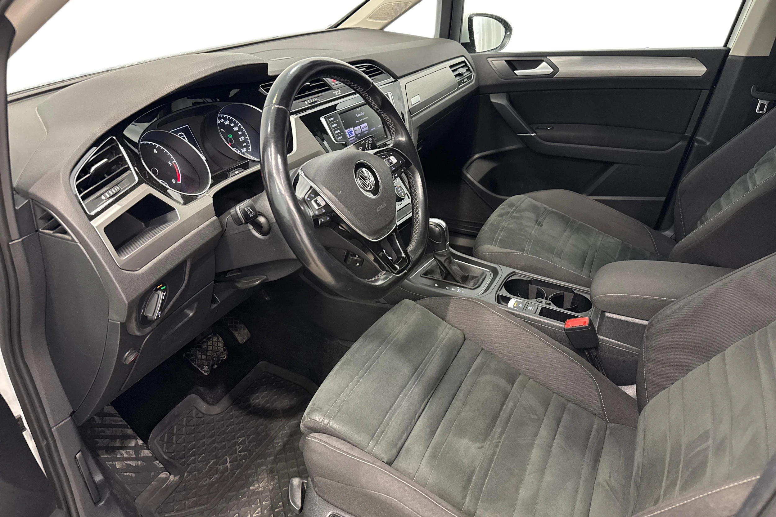 valkoinen Volkswagen Touran 2016 kuva 8.