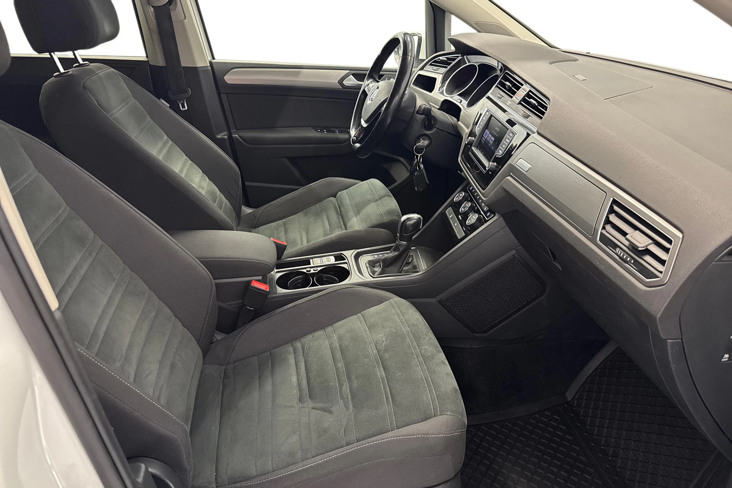 valkoinen Volkswagen Touran 2016 kuva 9.